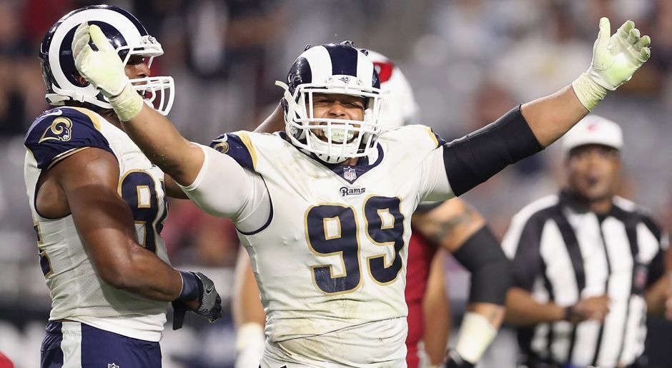 
                <strong>Defensive Tackle: Aaron Donald (Los Angeles Rams)</strong><br>
                Donald ist zwar streng genommen ein Defensive End, spielt bei den Rams aber in einem 3-4-System. In unserem 4-3-System agiert er deshalb als Defensive Tackle. Nach seinem Streik zum Saisonstart hat er viel zum Überraschungserfolg der Rams beigetragen - unter anderem acht Sacks die zu einem gegnerischen Raumverlust von 58 Yards führten.
              