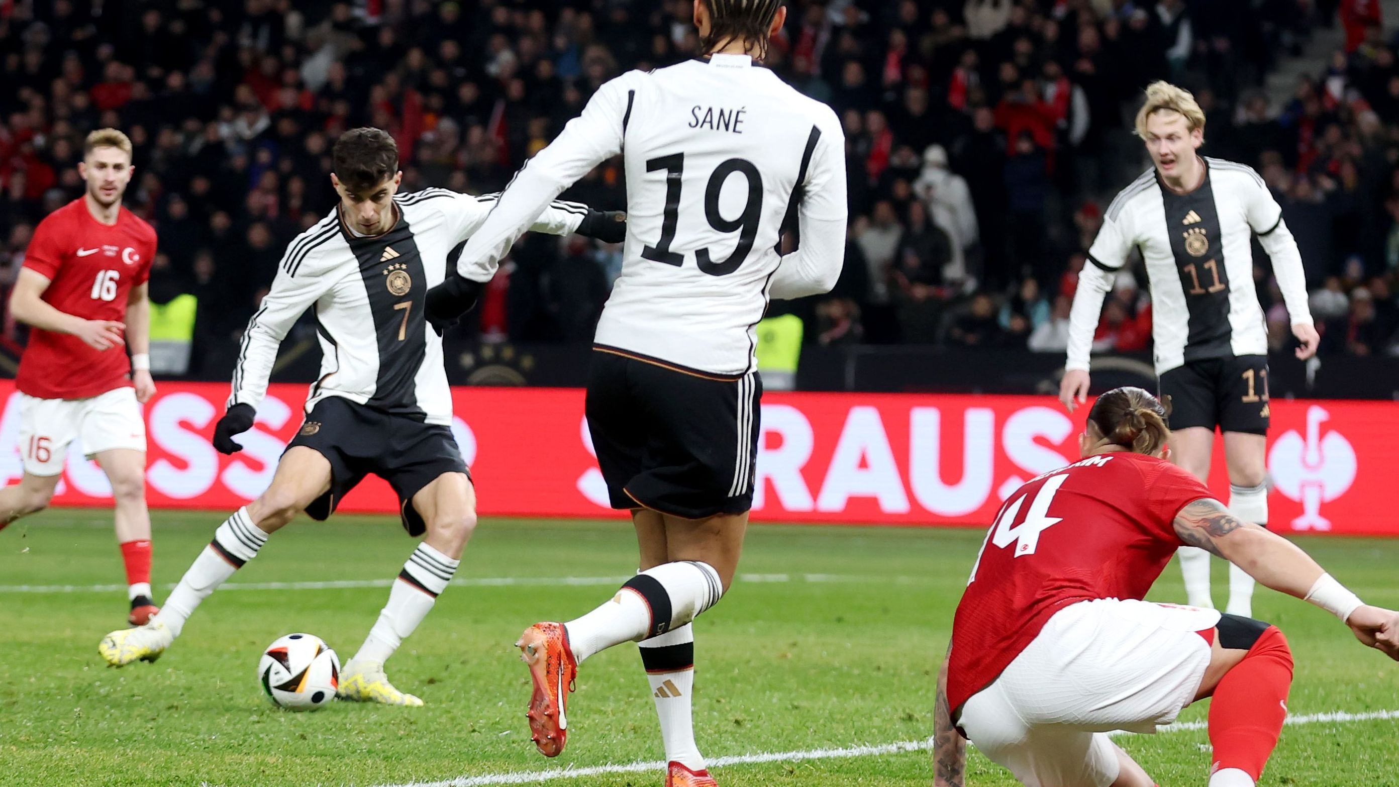 <strong>Kai Havertz</strong><br>Überraschend stellt Nagelsmann Kai Havertz wohl erstmals in dessen Karriere links in die Viererkette. Traumstart, als er nach fünf Minuten mit seinem 16. Länderspieltreffer die Führung erzielt. Steht höher als seine Abwehrkollegen und macht viele Wege nach vorne, allerdings mit einigen Ballverlusten. Verursacht unglücklich den Handelfmeter, den Sari zum 3:2 nutzt (71.). <strong><em>ran</em>-Note: 3</strong>