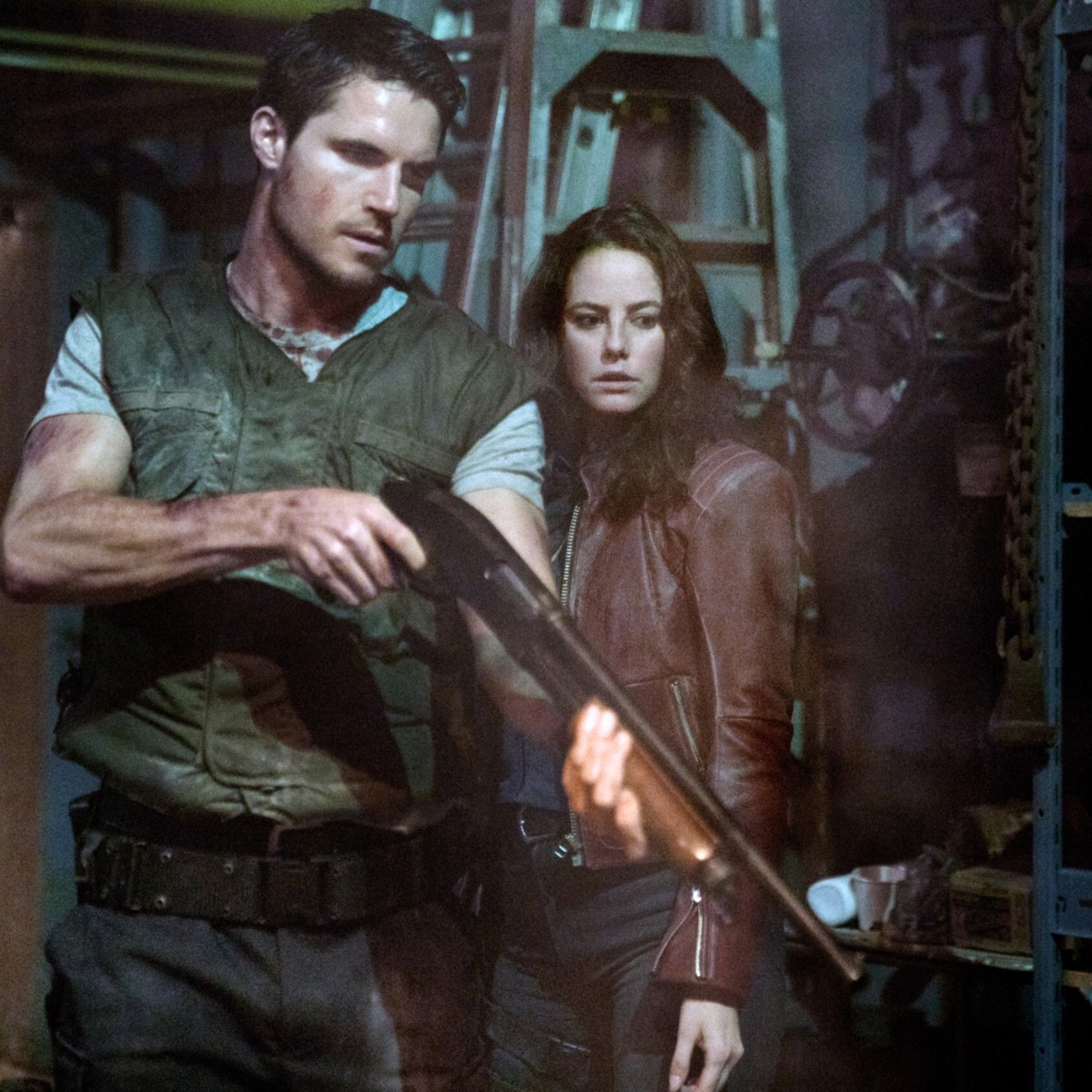 Robbie Amell und Kaya Scodelario in "Resident Evil: Welcome to Raccoon City"