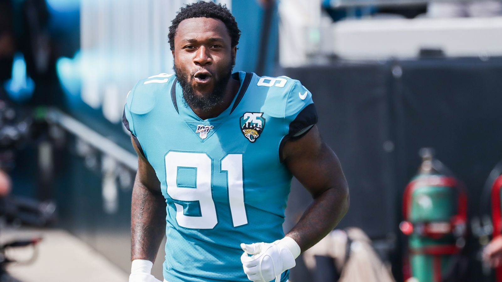 
                <strong>Yannick Ngakoue (Jacksonville Jaguars)</strong><br>
                Es ist kein Geheimnis, dass Yannick Ngakoue und die Jackonsville Jaguars auf Kriegsfuß stehen. Mehrfach forderte der Defensive End bereits einen Trade über seine Social-Media-Kanäle. Die "Jags" könnten für den talentierten Pass-Rusher einen hohen Draft-Pick erhalten und so weiter am Umbruch arbeiten.
              