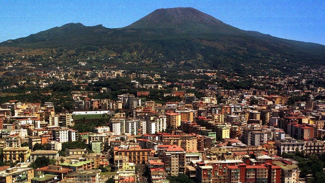 Die Metropole Neapel muss mit zwei Zeitbomben leben: Mit dem Vesuv (Hintergrund) und den Campi Flegrei, ein Supervulkan, der sich über 150 Quadratkilometer erstreckt.