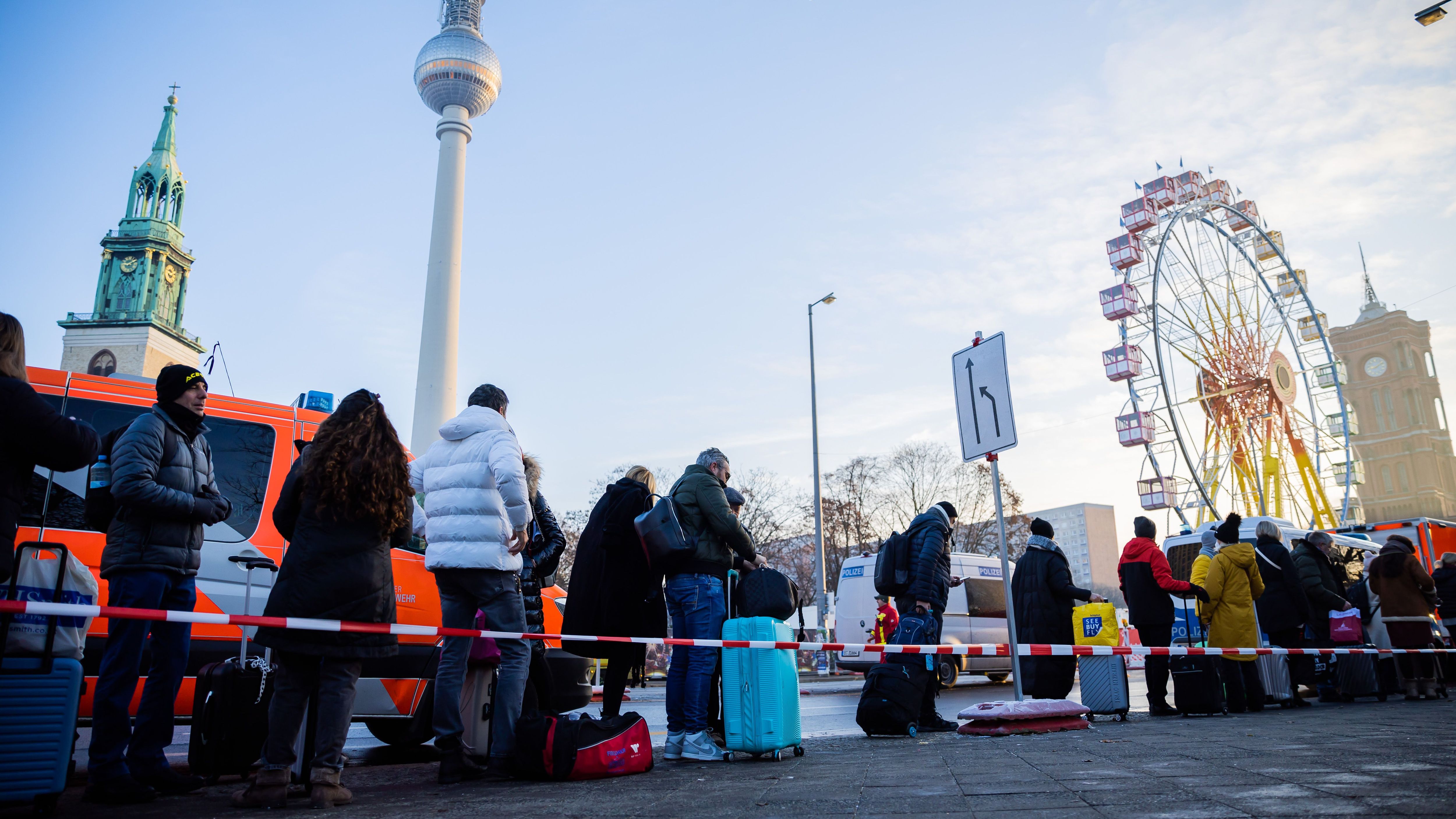 Hotelgäste stehen für die Aufnahme ihrer Personalien Schlange.