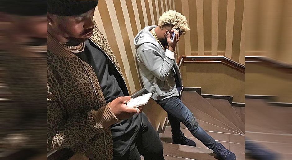 
                <strong>Von Miller und OBJ</strong><br>
                ... er trifft in Paris zusätzlich Broncos-Linebacker Von Miller! Der Quarterback-Jäger verharrt hier im ausgesuchten Leoparden-Look. Daneben erblasst sogar Odell Beckham Jr. Der postet zu dem Bild dazu: "OBJ: Ich bin in Paris - Von: Du brauchst nicht mehr sagen." Und zack, posieren beide auf einer Treppe der französischen Hauptstadt für Social Media.
              