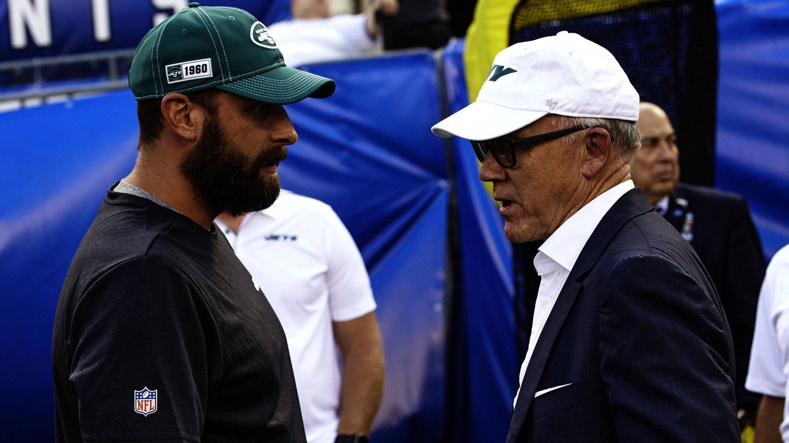 
                <strong>Offensives Mastermind?! Die Zahlen-Katastrophe geht weiter</strong><br>
                Jets-Eigentümer Woody Johnson nannte Gase erst vor drei Wochen ein "Mastermind in der Offense". Schaut man sich die weiteren Zahlen an, kann man sich nur fragen, wie genau er auf diesen Ausdruck kommt. "ESPN"-Moderator und Jets-Fan Mike Greenberg belegte in einem kürzlichen Beitrag über "seinen" Head Coach das genaue Gegenteil. So konnten nur bei 24 Prozent aller Ballbesitze unter Gase Punkte erzielt werden. In der Liga war kein Team schlechter. Das trifft auch auf die durchschnittliche Länge der Drives zu - diese liegt bei 23 Yards. Speziell in diesem Jahr hat kein Team weniger Offense-Yards und Touchdowns erzielt. Trotz der vielen Ausfälle, die man den Jets durchaus zugestehen muss, sind das keine Zahlen eines Masterminds in der Offense. 
              