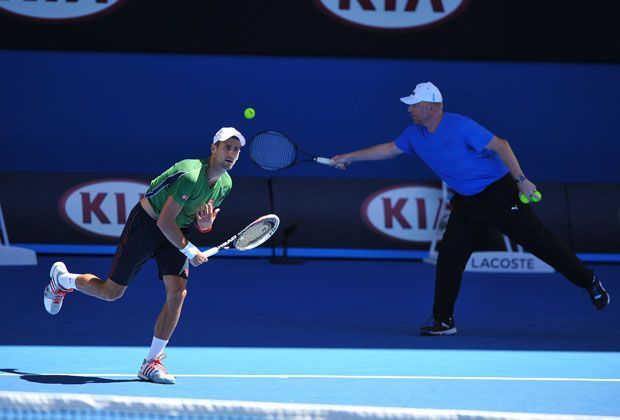 
                <strong>Australian Open: Becker und "Djoker" bei der Arbeit </strong><br>
                Novak Djokovic trainiert seinen Aufschlag und Boris Becker passt hinter ihm auf, dass keine Bälle zurück ins Feld rollen.
              