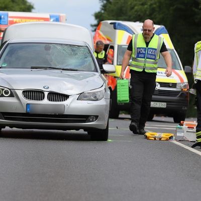 Auto fährt in Kindergruppe - mehrere Verletzte