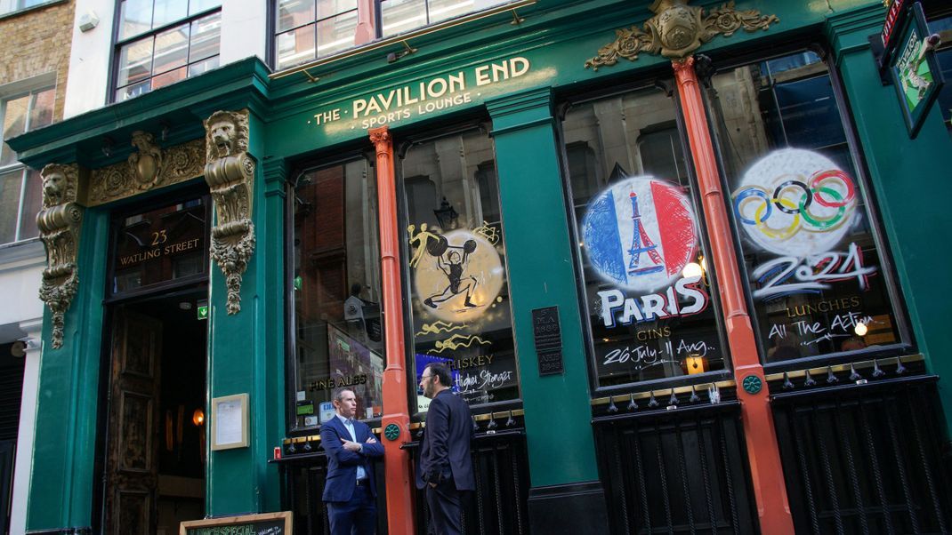 Der Pavilion End Pub in London - Auf das Ende des Zweiten Weltkriegs darf in diesem Jahr länger der Pint erhoben werden. 
