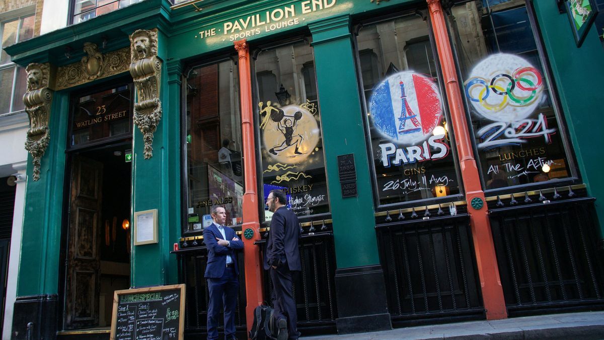 Der Pavilion End Pub in London - Auf das Ende des Zweiten Weltkriegs darf in diesem Jahr länger der Pint erhoben werden. 