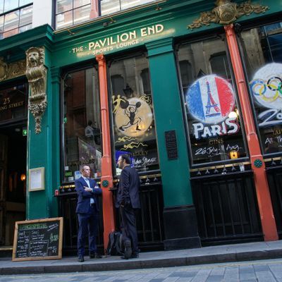 Der Pavilion End Pub in London - Auf das Ende des Zweiten Weltkriegs darf in diesem Jahr länger der Pint erhoben werden. 