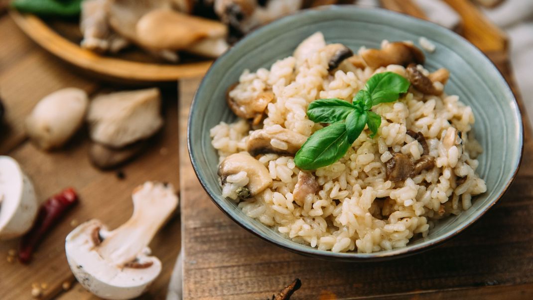 Ein Pilzrisotto sollte jede:r hin und wieder essen, denn es ist lecker, schnell und einfach.