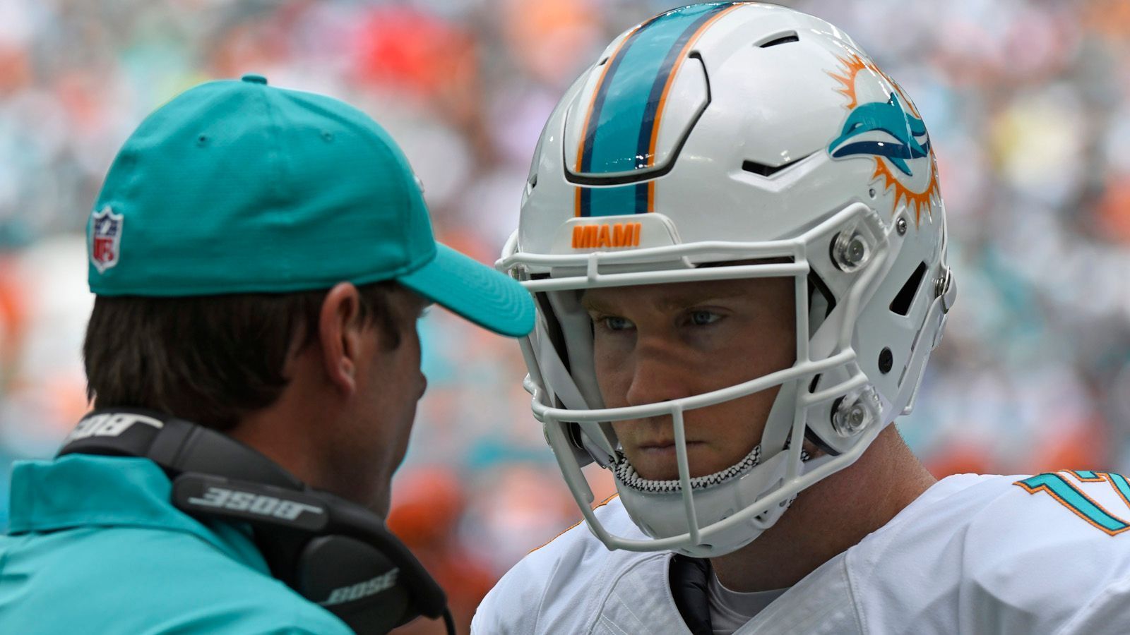 
                <strong>Gase und die Quarterbacks: Ryan Tannehill als Beispiel</strong><br>
                Schaut man sich die Situation um Ryan Tannehill an, müssten bei den Jets und Darnold eigentlich alle Alarmglocken läuten. Bei den Miami Dolphins spielte der Quarterback unter der Führung von Gase deutlich unter seinen Möglichkeiten und wurde schließlich zu den Titans getradet. Das alles für einen Viertrundenpick und einen Siebtrundenpick. Dazu schickten die Dolphins noch einen Sechstrundenpick und zahlten fünf Millionen Dollar als eine Art Signing Bonus. Das alles um einen Quarterback loszuwerden, der in seinem ersten Jahr bei den Tennessee Titans - und ohne Adam Gase - das vierthöchste Passer Rating der NFL-Geschichte erzielte und sein Team bis ins AFC Championship-Game führte. Wer weiß, zu was Darnold eigentlich im Stande wäre. Der steht derzeit bei drei Touchdowns, vier Interceptions und einem Quarterback-Rating von 70,7. 
              