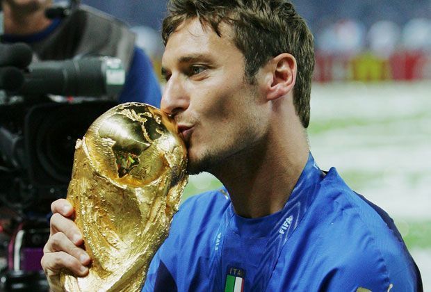 
                <strong>Francesco Totti (Italien - AS Rom)</strong><br>
                Francesco Totti wird den WM-Pokal nur noch in seinen Erinnerungen küssen. Trotz einer starken Saison mit dem AS Rom bleibt er in der Heimat.
              