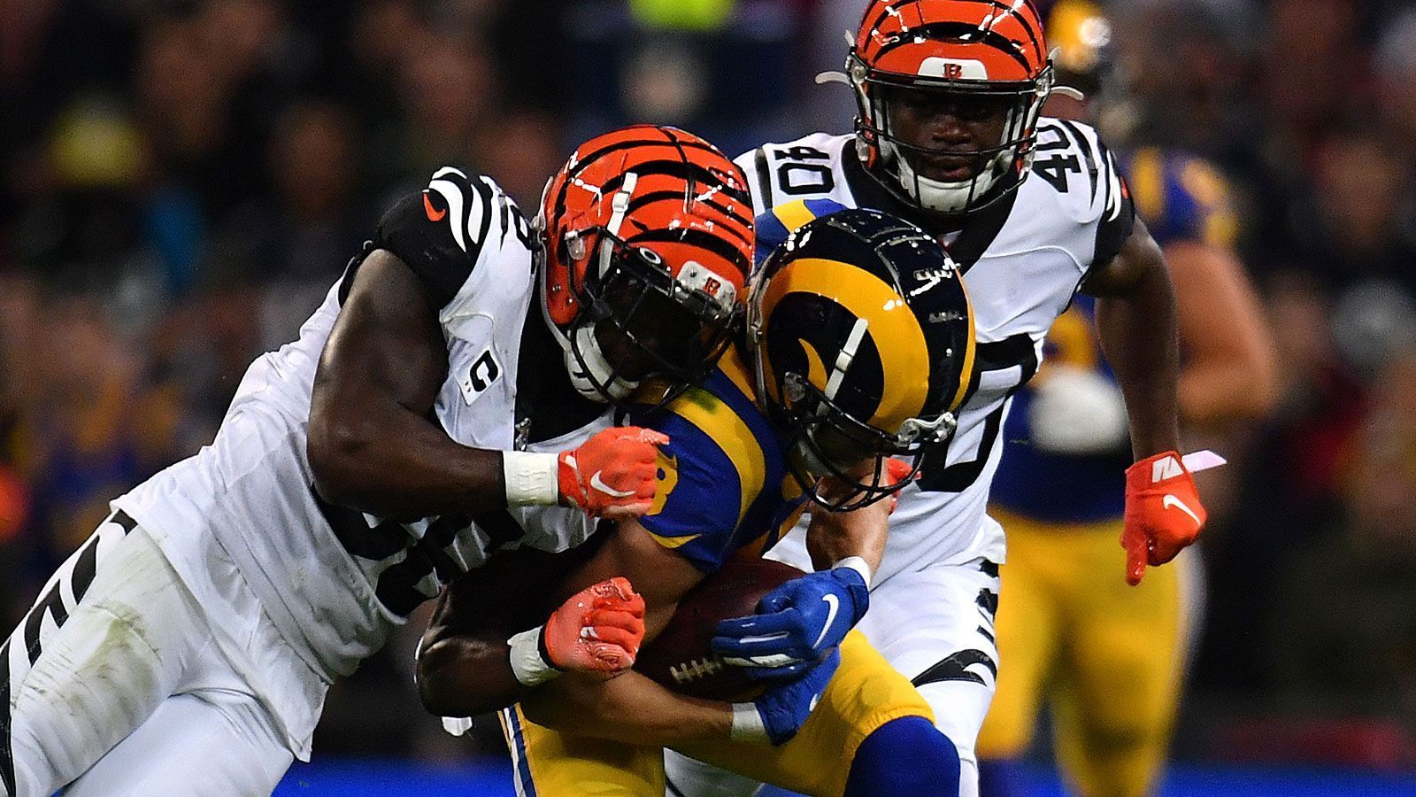 <strong>2019 in London: Cincinnati Bengals vs. Los Angeles Rams</strong><br>
                Bei ihrem vierten Gastspiel in London schlagen die Los Angeles Rams die Cincinnati Bengals mit 24:10. Die Bengals um den starken Running Back Joe Mixon fordern den Rams zwar einiges ab, kassieren aber letztlich im achten Spiel die achte Niederlage. Rams-Quarterback Jared Goff wirft zwei Touchdowns auf Cooper Kupp.
