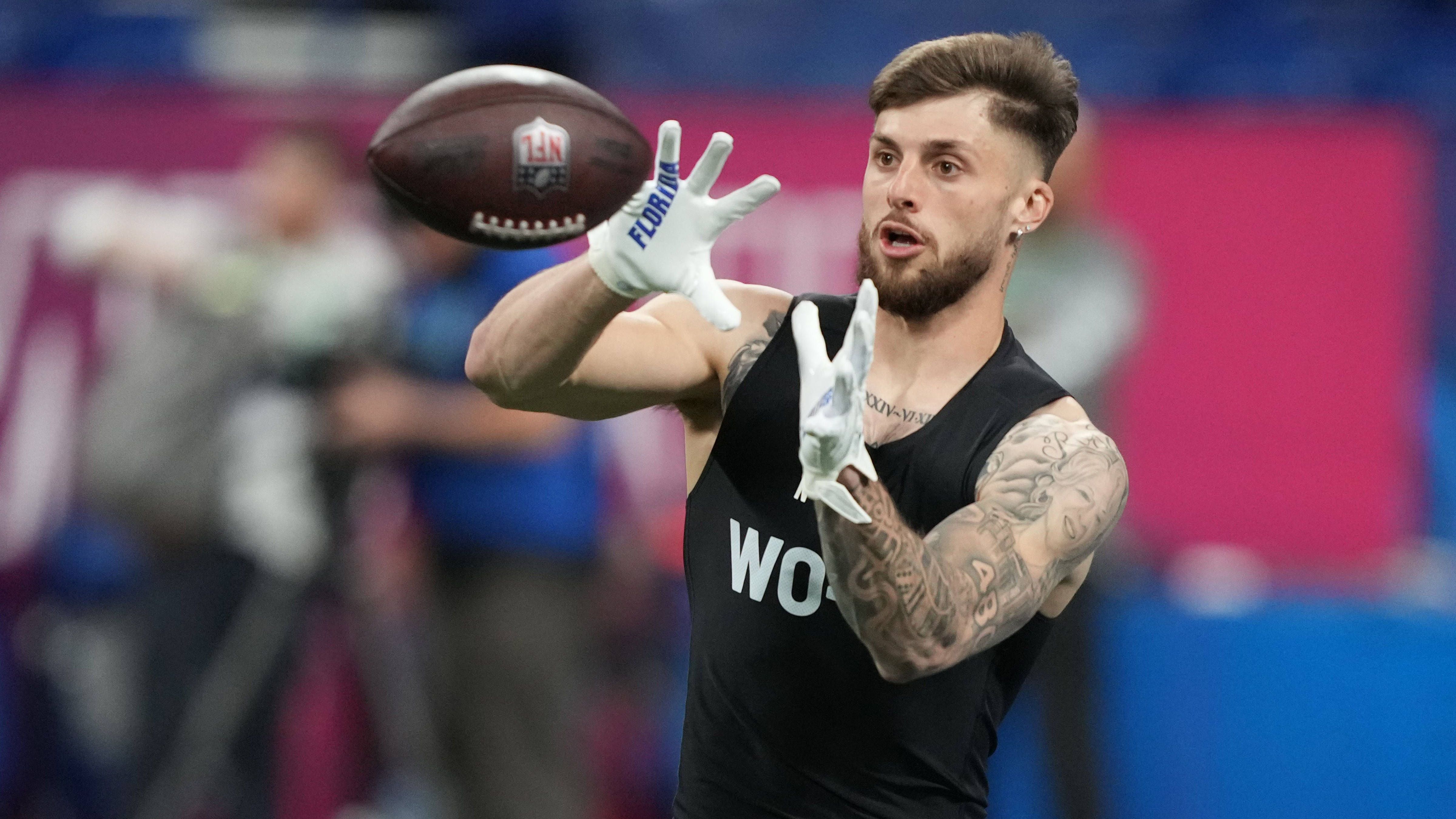 <strong>Verlierer: San Francisco 49ers</strong><br>Die "Niners" entschieden sich mit dem 31. Pick für Receiver Ricky Pearsall. Durch die Wahl wurden die <a data-li-document-ref="363137" href="https://www.ran.de/sports/american-football/nfl/news/san-francisco49ers-heisse-geruechte-am-zweiten-draft-tag-steht-abschied-von-samuel-oder-aiyuk-an-363137">Trade-Gerüchte um Brandon Aiyuk und Deebo Samuel</a> nochmal ordentlich angeheizt. "ESPN"-Draft-Experte Mel Kiper Jr. kritisierte die Wahl deutlich, da er Pearsall nur als zehntbesten Wideout des Drafts sieht und die Prospects Xavier Legette, Keon Coleman and Adonai Mitchell allesamt vor ihm sieht, die an der Position noch verfügbar waren.