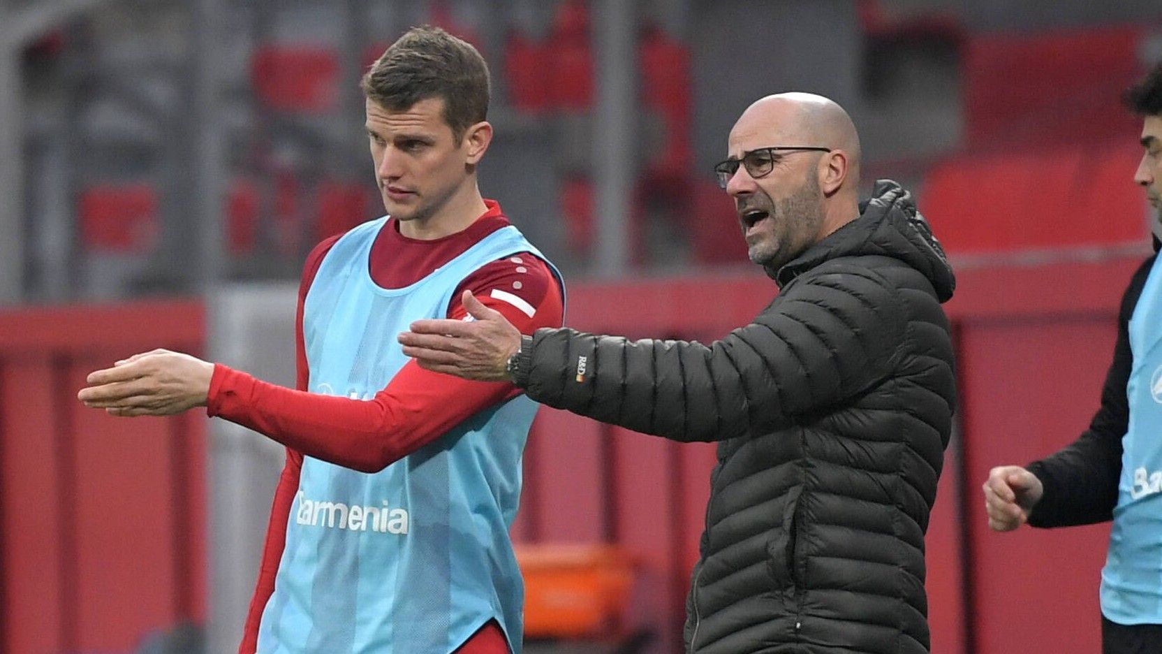 
                <strong>Geschichte für Bosz wiederholt sich</strong><br>
                Für Peter Bosz droht sich Geschichte zu wiederholen. Schon bei seiner ersten Trainerstation in Deutschland bei Borussia Dortmund erlebte der Ex-Profi ein ähnliches Szenario. Lange Zeit blieb sein Team in der Hinrunde ungeschlagen und stand sogar zwischenzeitlich an der Tabellenspitze. Nach der ersten Niederlage gelang es jedoch nicht, wieder in die Spur zurückzukehren. Nach acht sieglosen Spielen in Folge wurde Bosz beim BVB entlassen. Der Niederländer wird alles daran setzen, dass er seine Mannschaft für die kommenden Spiele extra motiviert. 
              