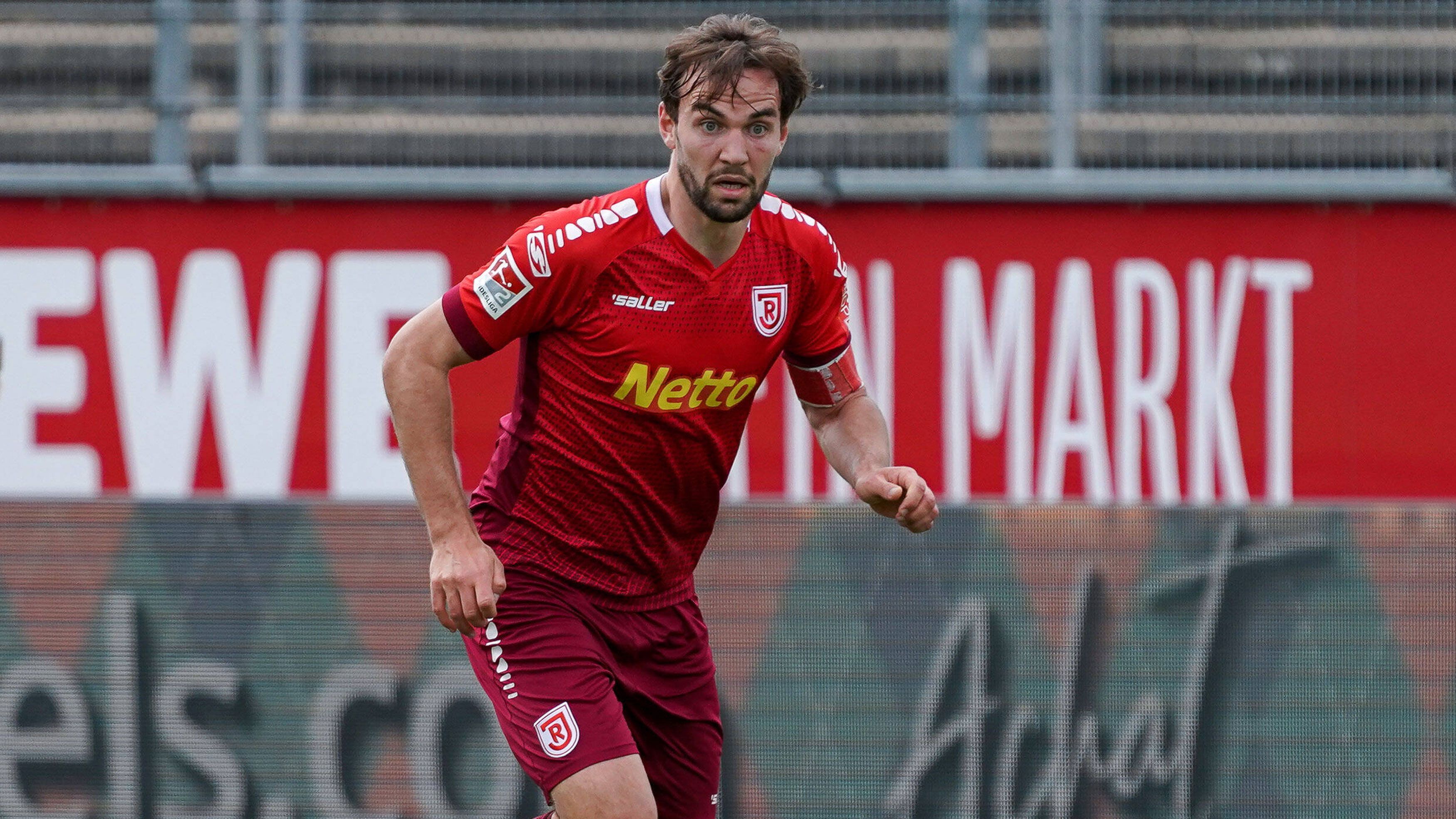 
                <strong>Jahn Regensburg</strong><br>
                &#x2022; Kapitän: Benedikt Gimber -<br>&#x2022; Position: Defensives Mittelfeld -<br>&#x2022; Im Verein seit: 2019<br>
              