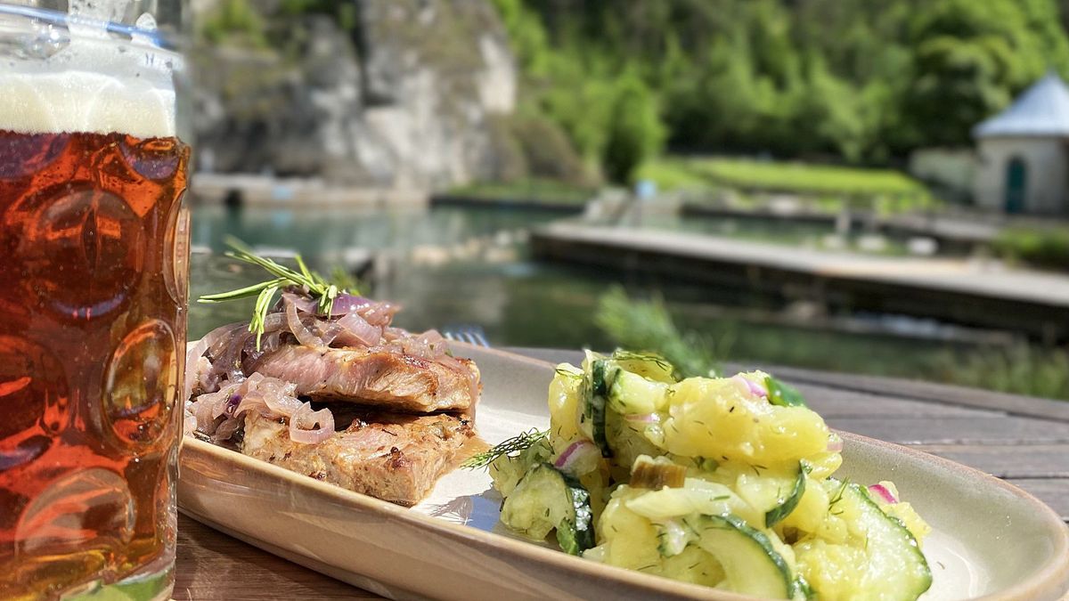 Mariniertes Nackensteak mit Bierzwiebeln und Gurken-Kartoffels