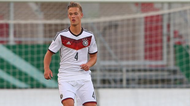 
                <strong>Mittelfeld: Patrick Fritsch</strong><br>
                Mittelfeld: Patrick Fritsch. Er rückt als Letzter ins Aufgebot. Der Dortmunder wird für den verletzten Dennis Geiger ins Team berufen. Nach vier Länderspielen für die U17 sieht Wück den 16-Jährigen vorbereitet: "Patrick ist ein flexibel einsetzbarer Spieler, der das Team kennt und deswegen keine lange Eingewöhnungszeit braucht."
              