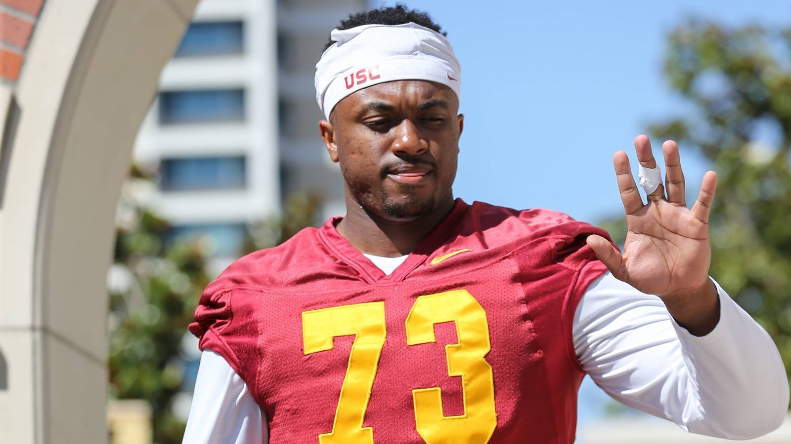 
                <strong>Austin Jackson (Offensive Tackle, USC) </strong><br>
                Austin Jackson hat ein bewegtes Jahr 2019 hinter sich. Der Offensive Tackle spendete seiner erkrankten Schwester im Sommer Knochenmark, rehabilitierte sich von der Operation schnell und absolvierte alle 13 Saisonspiele als Starting-Left-Tackle. Die Belohnung: Jackson wurde in das "First Team All-Pac-12" gewählt. Das Talent liegt offenbar in der Familie: Sein Großvater Melvin spielte fünf Jahre für die Green Bay Packers. Der 1,95 Meter große und 144 Kilogramm schwere O-Liner gilt als hoch veranlagt, bräuchte in der NFL aber wohl noch Entwicklungszeit. Er dürfte ein Kandidat für die 2. Runde sein.
              