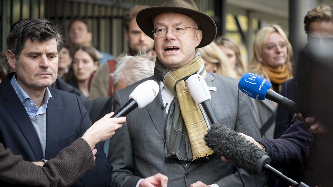 Der Direktor von Milieudefensie, Donald Pols, spricht nach dem Urteil im Klimaprozess zwischen mehreren Umweltorganisationen und Shell vor dem Gericht in Den Haag mit Journalisten.