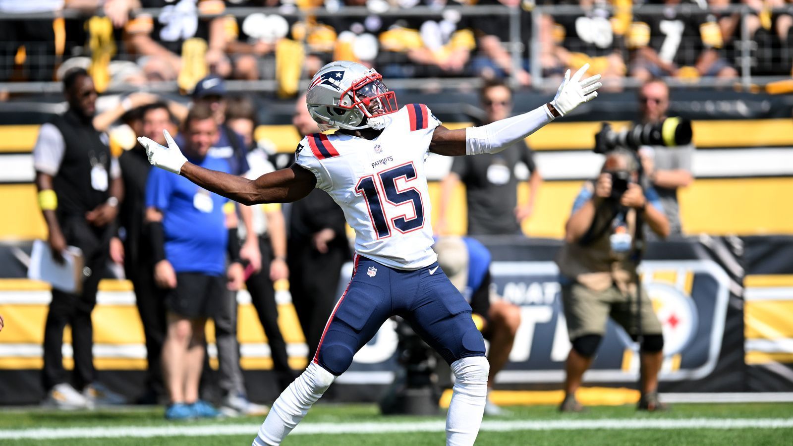 
                <strong>Nelson Agholor (New England Patriots)</strong><br>
                Der 30 Jahre alte Veteran steht aktuell bei den New England Patriots unter Vertrag und kam in fünf Spielen der aktuellen Saison zum Einsatz. Dabei fing Agholor im Durchschnitt für 8,3 Yards per Reception. Zuvor stand der Wide Receiver auch bei den Las Vegas Raiders und Philadelphia Eagles unter Vertrag. In seiner bisherigen NFL-Karriere kommt er auf 30 Touchdowns in 107 Spielen.
              