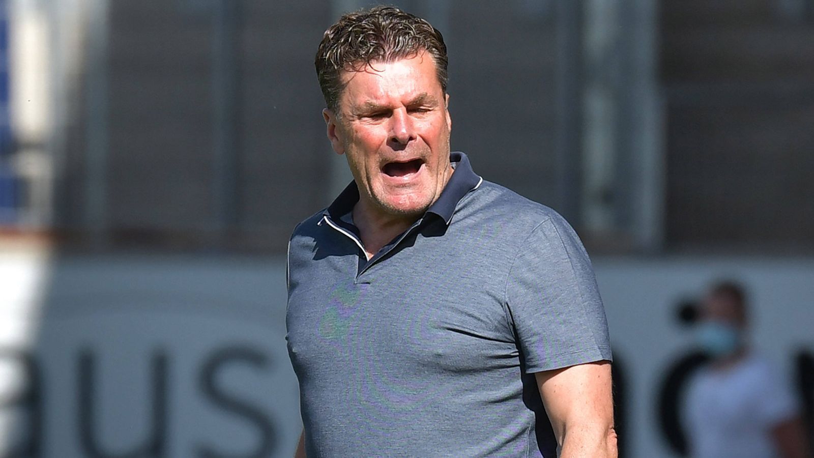 
                <strong>Dieter Hecking (Hamburger SV) </strong><br>
                Der direkte Aufstieg in die Bundesliga ist nicht mehr möglich. Selbst die Teilnahme an der Relegation hat der Hamburger SV am 34. Spieltag nicht mehr in der eigenen Hand. Der Vertrag von Trainer Dieter Hecking würde sich nur im Falle des Aufstiegs automatisch verlängern. Hecking signalisierte Bereitschaft, auch in der 2. Liga beim HSV zu bleiben. Dazu müsste ein neuer Vertrag aufgesetzt werden. Sport-Vorstand Jonas Boldt sagt: "Er bleibt der Ansprechpartner für die neue Saison." In den Medien werden bereits Andre Breitenreiter, Tim Walter, Alfred Schreuder oder Dimitrios Grammozis als potentielle Nachfolger genannt.  
              