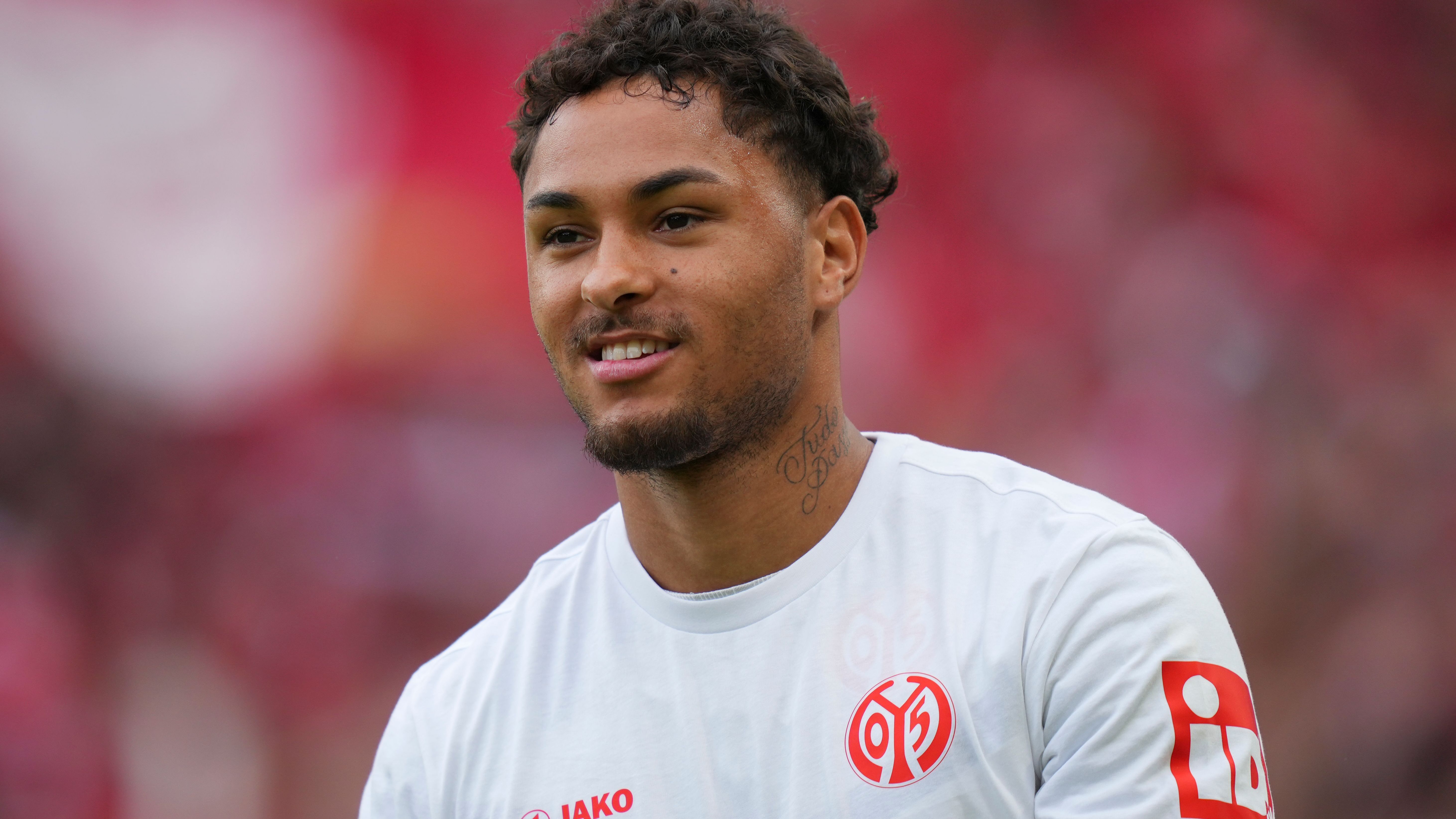<strong>Armindo Sieb (1. FSV Mainz 05)</strong><br>Mainz hat Sieb bis zum 30.06.2026 ausgeliehen. In der ersten Saison kommt der Stürmer auf 881 Spielminuten und sechs Scorer-Punkte. Das Leihgeschäft kostet die 05er laut "Bild" eine Million Euro. Sie haben nach Ablauf der Leihe demnach eine Kaufoption über fünf weitere Millionen. Als Absicherung haben die Münchner wiederum eine Rückkaufoption in unbekannter Höhe einbauen lassen.