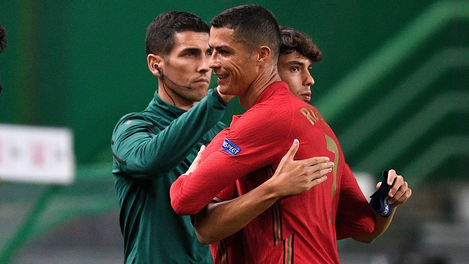 
                <strong>Portugal (FIFA-Weltrangliste Platz 5)</strong><br>
                Natürlich darf in der Auswahl der amtierende Champion Portugal nicht fehlen. Auch im kommenden Jahr wird das Team von Trainer Fernando Santos eine schlagkräftige Truppe auf den Platz schicken. Neben Superstar Cristiano Ronaldo trumpfte zuletzt Wunderkind Joao Felix auf. Generell steckt in der Offensive eine unfassbare Qualität. Neben den zwei genannten Stars kann Trainer Santos unter anderem auf ManUniteds Bruno Fernandes, Liverpool-Shootingstar Diogo Jota und City-Rakete Bernardo Silva zurückgreifen. Dazu bietet Nachwuchshoffnung Trincao (FC Barcelona) ordentlich Speed von der Bank. Von den letzten 15 Partien gewann Portugal elf (zwei Niederlagen), holte dabei unter anderem den ersten Titel in der Nations League.ran.de-Prognose: Portugal ist ein ernstzunehmender Titelkandidat, wenn sie die Baustelle Defensive in den Griff bekommen.
              