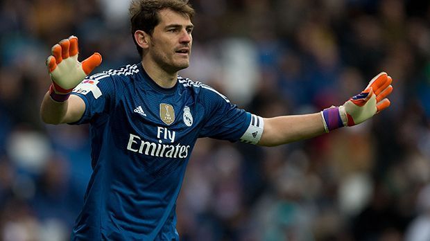 
                <strong>Iker Casillas: Das ist meine Top-Elf von Real Madrid</strong><br>
                Seit er acht Jahre alt war, spielte Iker Casillas bei Real Madrid. Zuerst in der Jugend, danach stand er für 15 Jahre im Kasten des Profiteams. Im Sommer letzten Jahres war Schluss, der Welt- und Europameister wechselte zum FC Porto. "Seinen" Verein kennt er dennoch so gut wie kaum jemand anderes. Das Portal "Talkingbaws" veröffentlichte "San Ikers" Top-Elf von Real Madrid. Bescheiden wie er ist, steht der 34-Jährige nicht selbst im Tor.
              