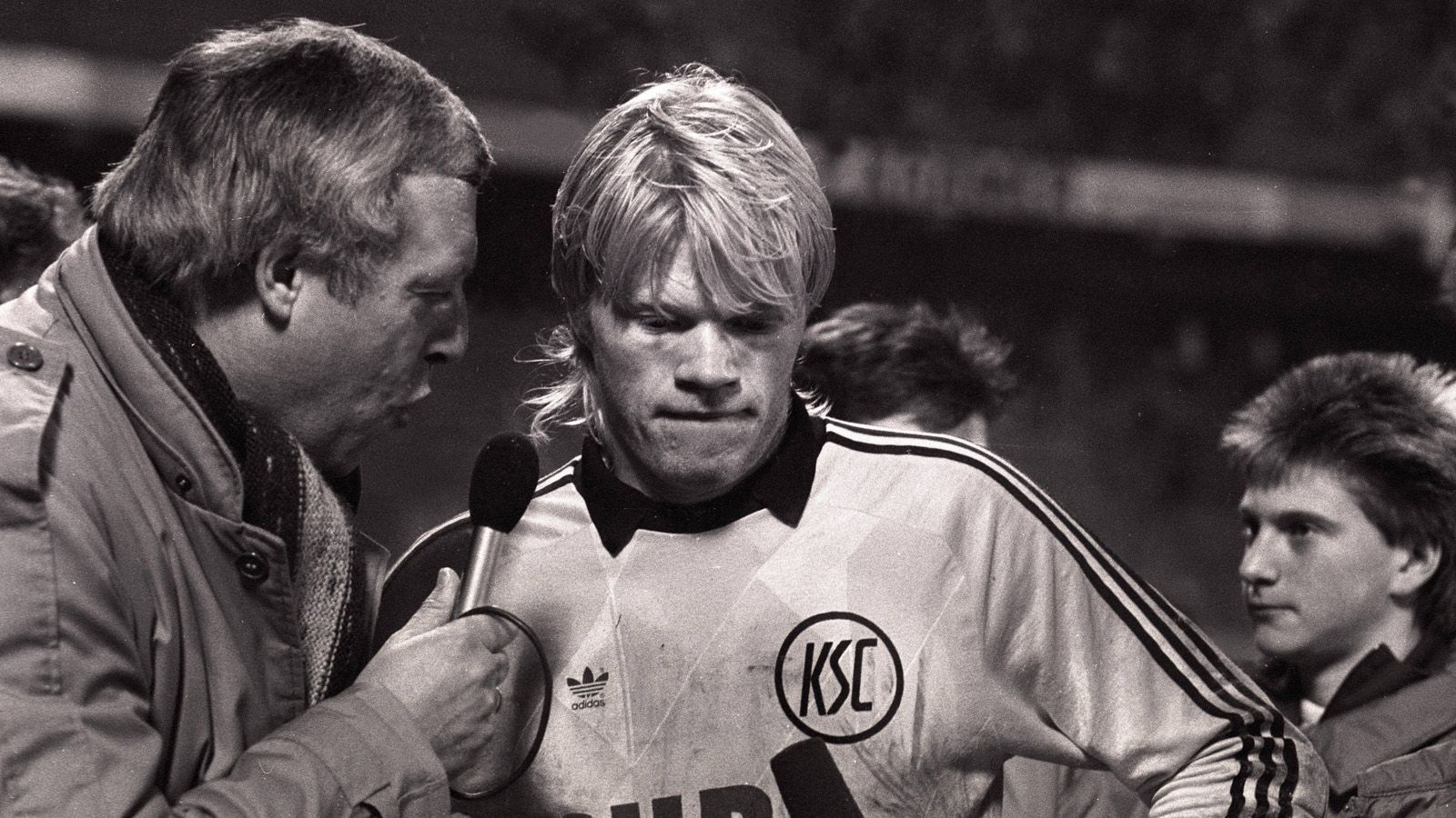 
                <strong>Alles begann in Karlsruhe - Debüt im Kasten 1987</strong><br>
                Der 27. November 1987 ist der Beginn einer einzigartigen Karriere: Oliver Kahn debütiert mit 18 Jahren im Kasten für den Karlsruher SC beim 1. FC Köln. Gleich viermal muss der damalige Abiturient hinter sich greifen. Die Badener verlieren mit 0:4. 
              