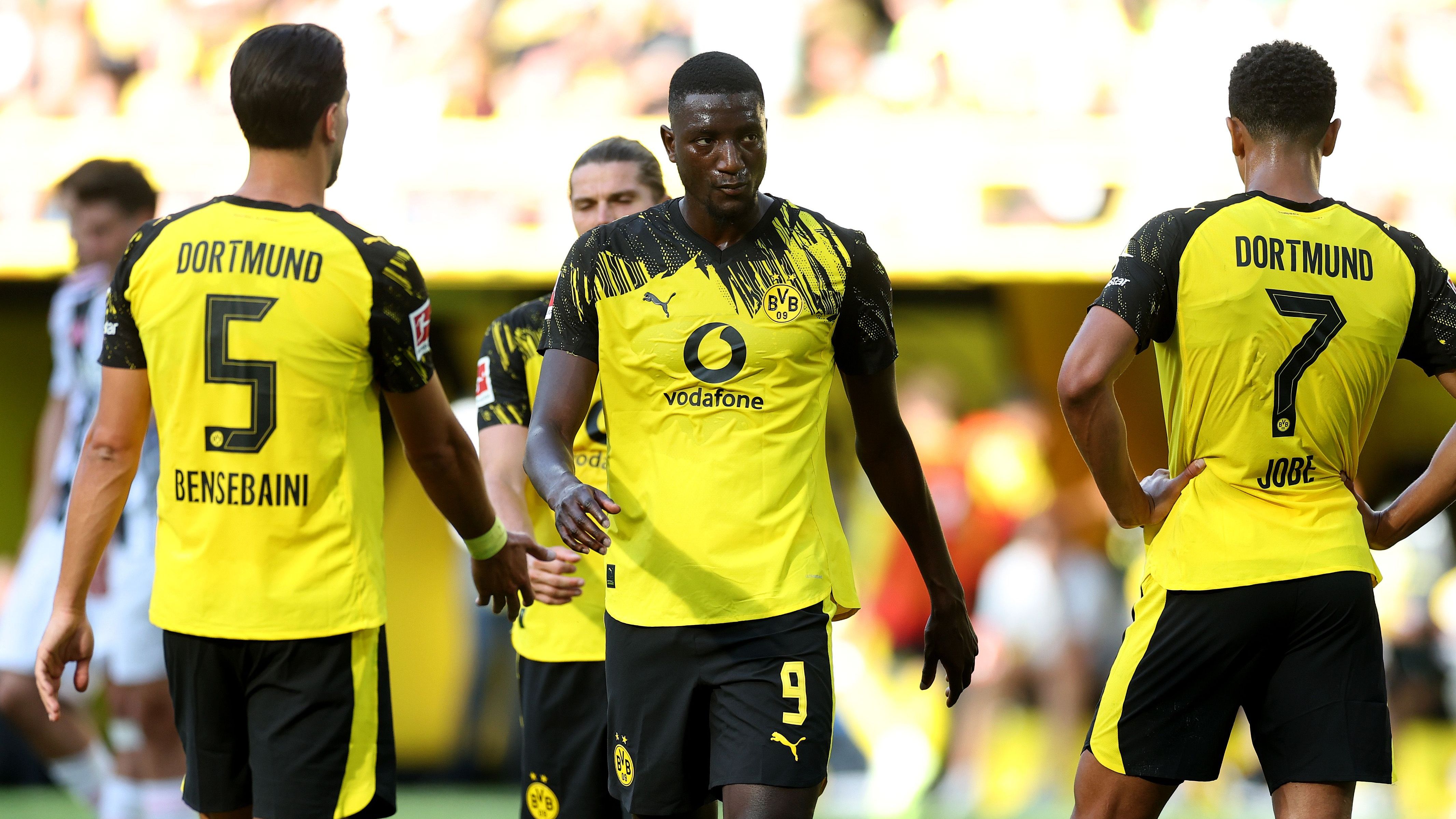 <strong>Rot Weiss Essen - Borussia Dortmund</strong><br>Der BVB ist dagegen noch längst nicht eingespielt, wenngleich die Schwarz-Gelben natürlich auf jeder Position besser besetzt sind. Allerdings verfolgt das Team von Niko Kovac das Verletzungspech: Neben Waldemar Anton ist kein einziger nomineller Innenverteidiger mit nachhaltig Profierfahrung fit. Die Dortmunder werden beim Kurztrip nach Essen also wieder improvisieren müssen.
