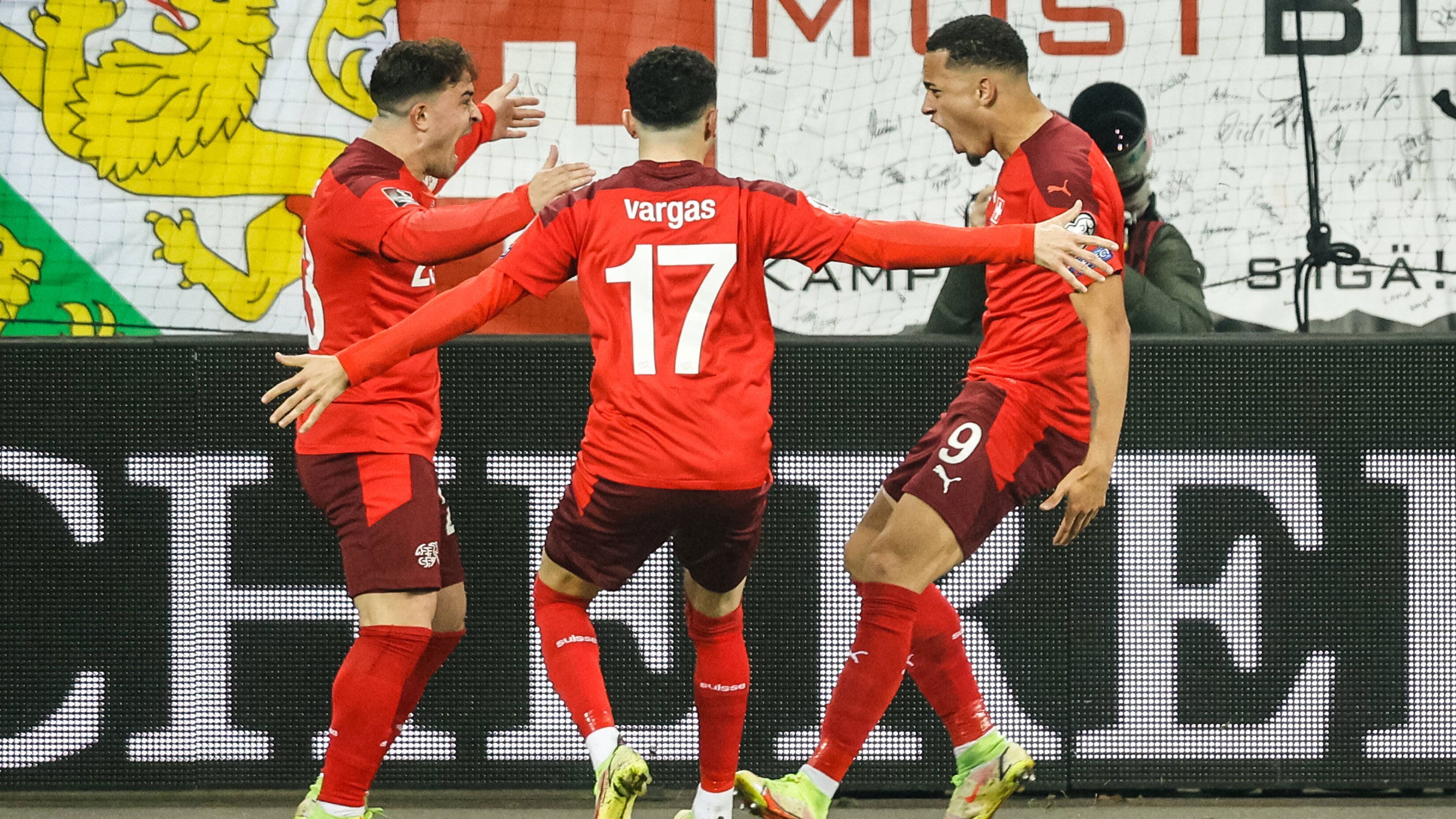 
                <strong>Schweiz</strong><br>
                Die Schweizer haben mit einem 4:0-Erfolg über Bulgarien ihr WM-Ticket für Katar gebucht. Nach einem 0:0 zur Halbzeit drehten die Eidgenossen richtig auf und können sich mit dem Sieg bereits das fünfte Mal in Folge für eine Weltmeisterschaft qualifizieren, weil Italien zeitgleich in Nordirland patzte (0:0).
              