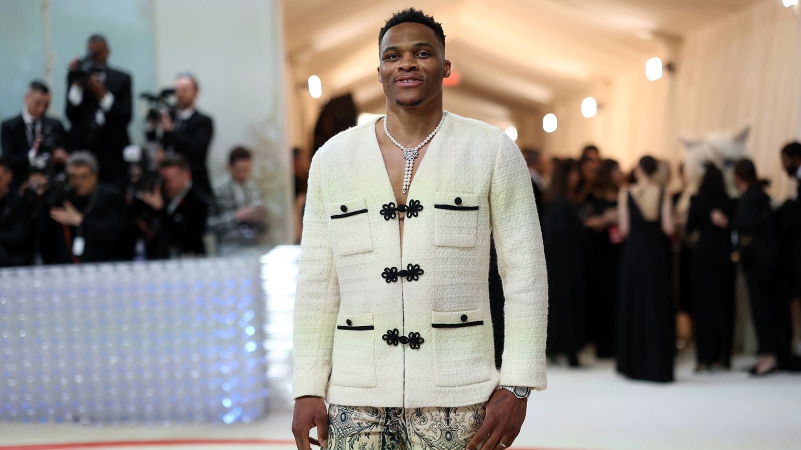 
                <strong>Russell Westbrook</strong><br>
                Die Basketballwelt war auf der Met Gala 2023 breit vertreten. Auch Russell Westbrook ließ sich das Mode-Spektakel nicht nehmen. Der einstige MVP der NBA, der derzeit bei den Los Angeles Clippers unter Vertrag steht, setzte auf Accessoires und kombinierte sein Outfit mit einer fetten Perlenkette. Westbrook ist bekannt für skurrile Looks - auf Twitter kam sein Auftritt nicht überall gut an und er wurde unter anderem mit einer Tischlampe verglichen. 
              