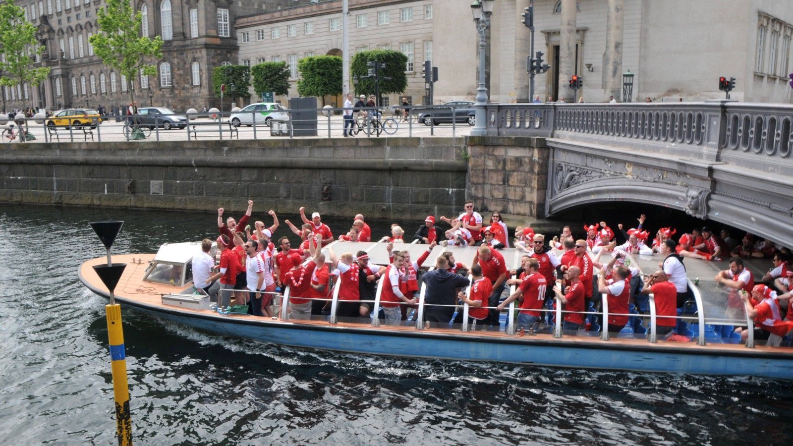 
                <strong>Dänische Fans bringen sich in Stimmung</strong><br>
                Die dänischen Fans bringen sich schon einmal auf Booten in die richtige Stimmung.
              