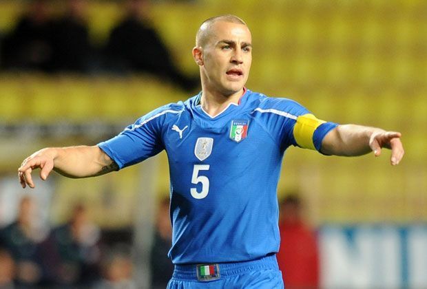 
                <strong>Verteidigung: Fabio Cannavaro</strong><br>
                "Ich habe ihm immer noch nicht verziehen, dass er mich bei der Wahl zu Europas Fußballer 2006 geschlagen hat. Ich scherze, er ist der einzige der es in dem Jahr verdient hatte, er war der beste Abwehrspieler der Welt", erklärt Buffon ehrfürchtig seine Wahl von Cannavaro.
              