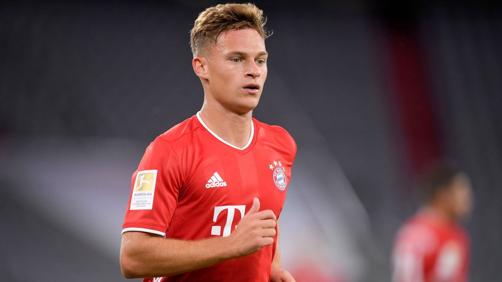 
                <strong>Abwehr: Joshua Kimmich (FC Bayern München)</strong><br>
                Mit seinen 25 Jahren hat sich Joshua Kimmich in der vergangenen Saison zum absoluten Leader bei den Bayern entwickelt. Meist agierte der gebürtige Rottweiler dabei im defensiven Mittelfeld, bei Bedarf rückte er aber auch auf die Position des rechten Verteidigers. Im Champions-League-Finalturnier zeigte Kimmich dann zum passenden Zeitpunkt Top-Leistungen, im Halbfinale gegen Lyon bereitete er zwei Tore vor. Auch im Finale gegen PSG lieferte er die Flanke zum Siegtreffer durch Kingsley Coman.
              