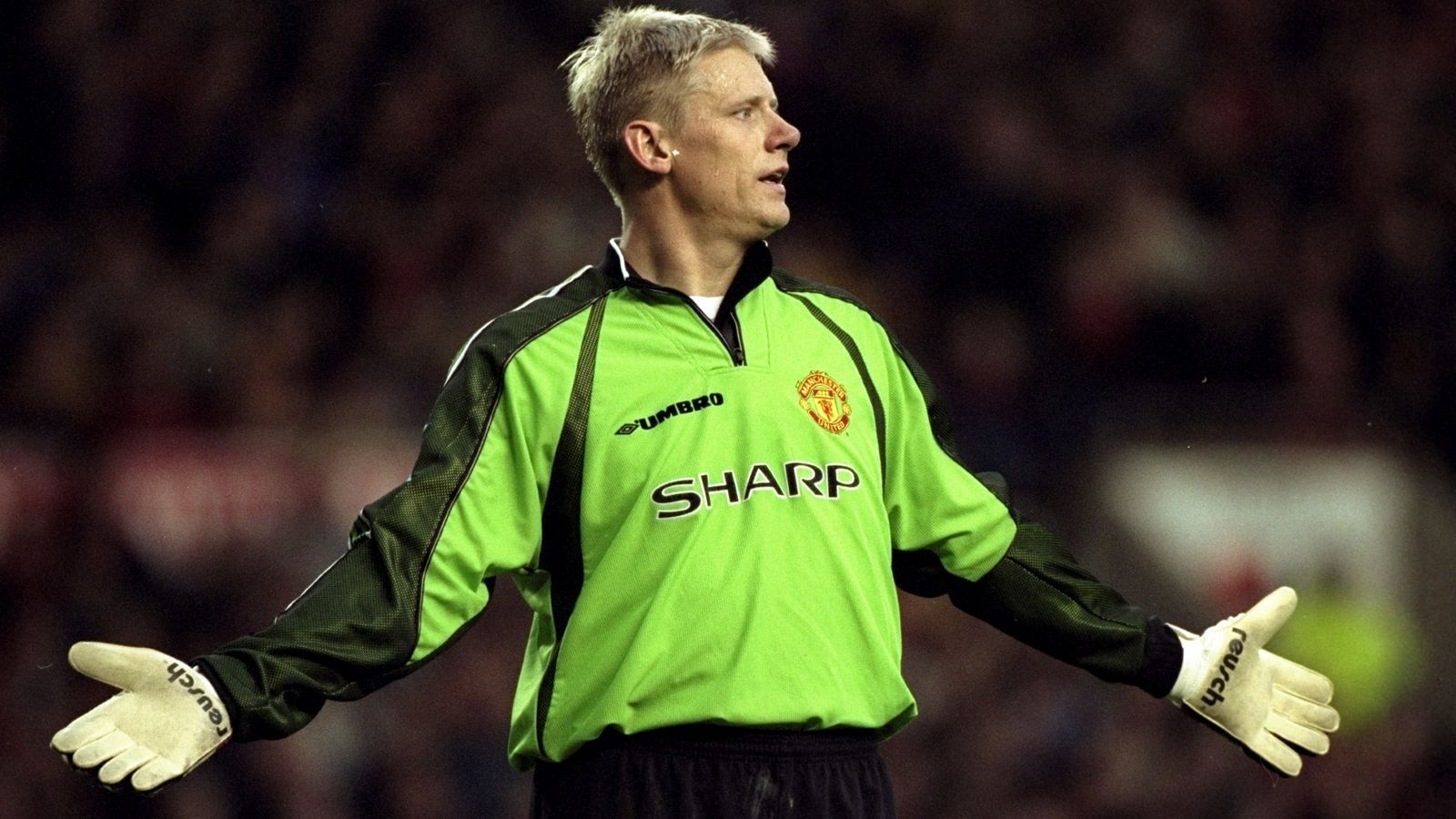 
                <strong>Peter Schmeichel (von 1991 bis 1999)</strong><br>
                Wie Bosnich, so war auch die United-Ikone Peter Schmeichel zum Zeitpunkt seiner Verpflichtung, im Sommer 1991, mit 27 Jahren schon ein gestandener Keeper. Mit dem Transfer des damaligen Bröndby-Torhüters leitete Coach Sir Alex Ferguson eine Erfolgsära bei United ein und Schmeichel schaffte acht Jahre später den perfekten Absprung. Nach 339 Einsätzen verabschiedete sich Schmeichel 1999 als Triple-Gewinner und wechselte zu Sporting Lissabon. Aufgrund seines Status verziehen die United-Fans Schmeichel sogar, dass er später noch einmal auf die Insel zurückkehrte und neben Aston Villa noch ein Jahr für den Stadtrivalen Manchester City auflief. Peters Torhüter-Gene hat Sohn Kasper geerbt, der seit einigen Jahren bei Leicester City zwischen den Pfosten steht. An die Titelsammlung des Seniors kommt er aber nicht heran (unter anderem Europameister, fünf Meistertitel mit United, drei FA-Cup-Siege, ein Champions-League-Sieg). 
              