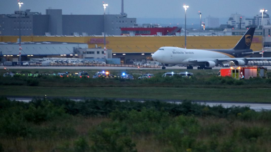 Die Polizei und Feuerwehr mussten wegen der Protestaktion der Aktivist:innen zum Einsatz am Flughafen ausrücken.