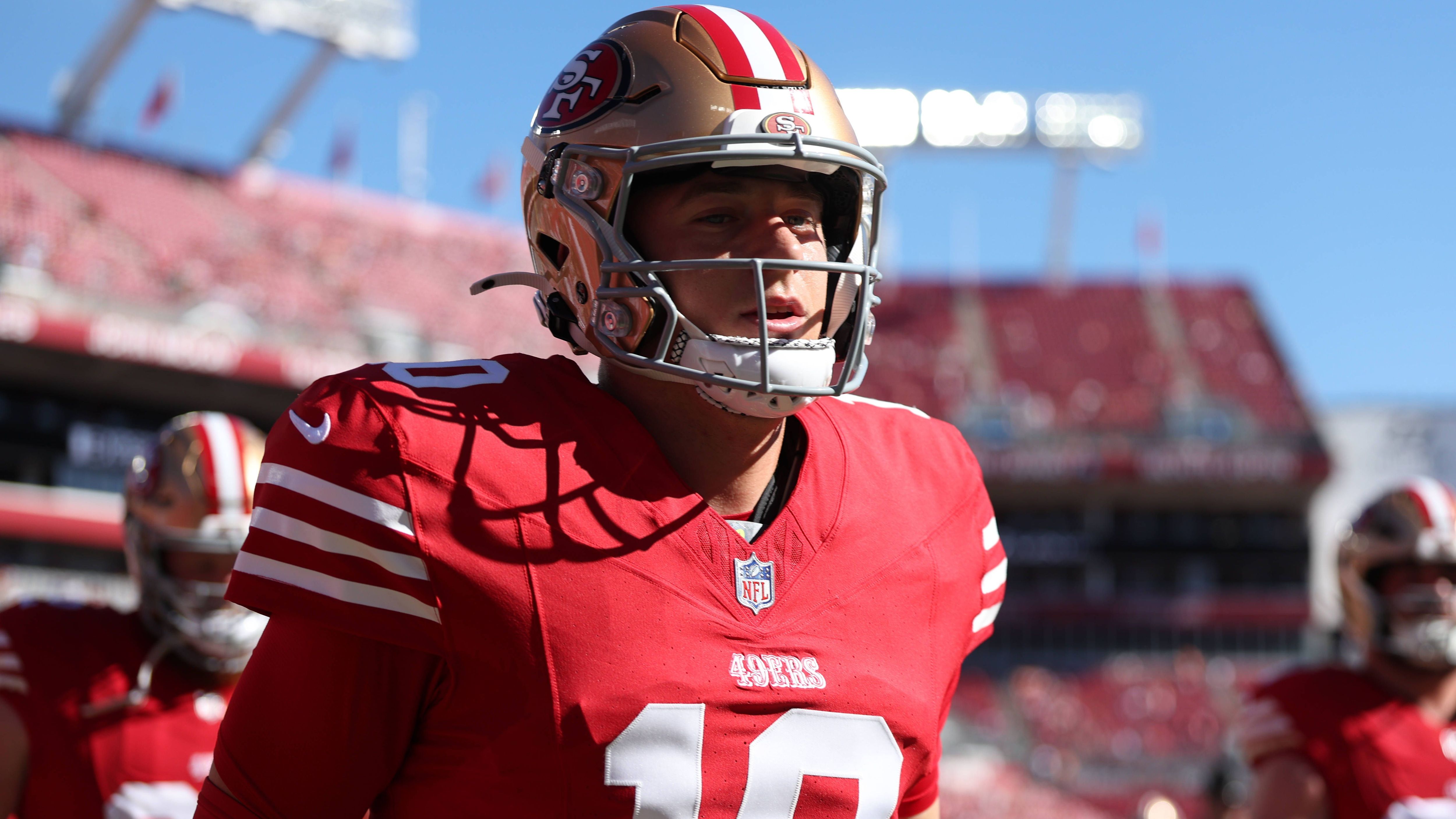 <strong>Platz 8: San Francisco 49ers (Vorwoche: 5)</strong><br>Gegen die Rams gelang die Überraschung, doch das Topspiel gegen die Buccaneers ging verloren - und die San Francisco 49ers wissen jetzt, dass Mac Jones halt doch kein Heilsbringer ist. Nicht, weil er schlecht gespielt hätte. Aber schlicht nicht gut genug. Die Defense steht ab sofort ohne Fred Warner da, was ein erheblicher Schlag ist. Kein Trainerstab der Welt kann all diese Ausfälle immer kompensieren. Immerhin: Die Offense dürfte gesünder werden.