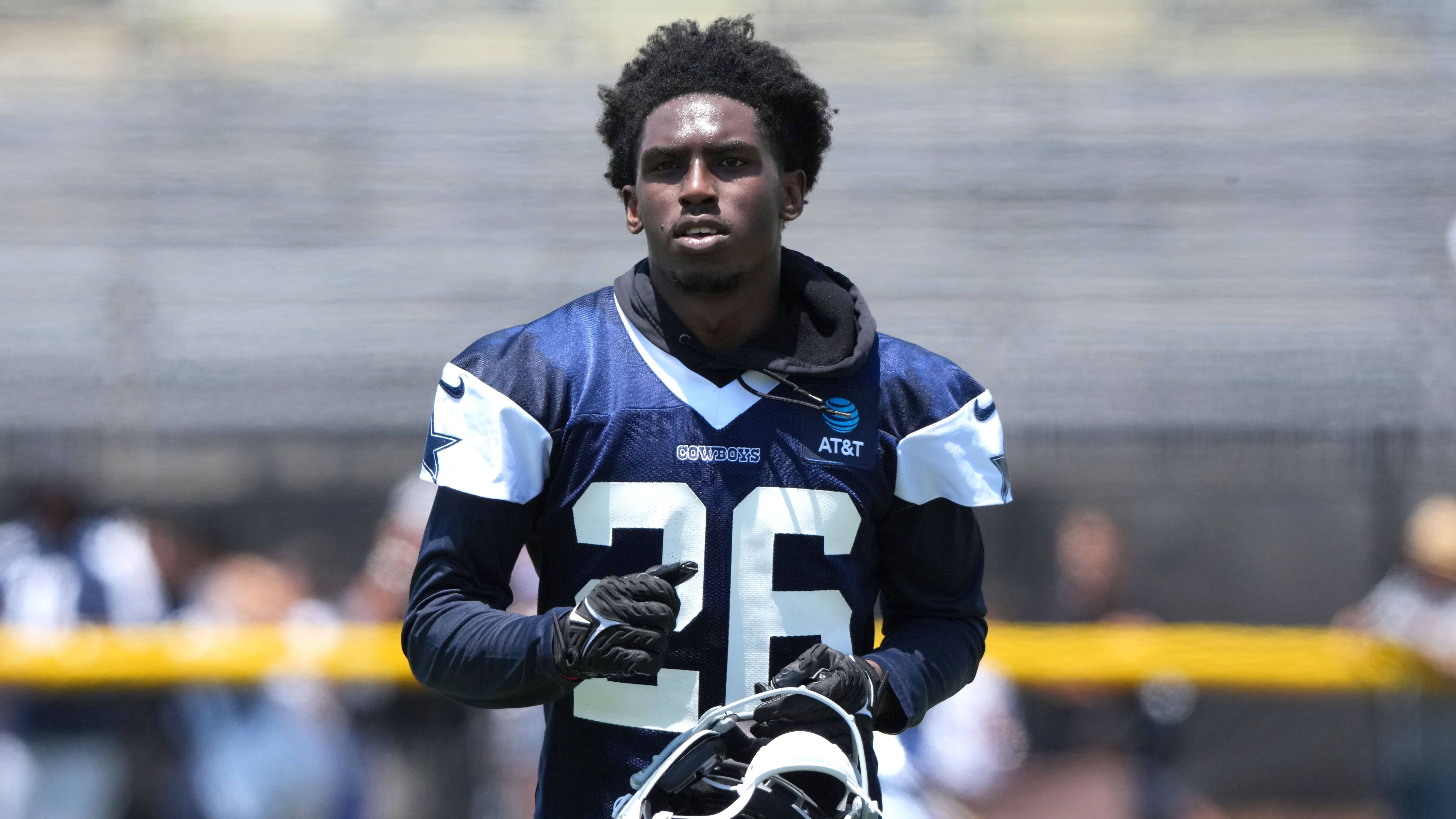 <em><strong>DaRon Bland (Dallas Cowboys)</strong><br>Nachdem der Cowboys-Cornerback 2023 eine herausragende Saison mit neun Interceptions gespielt hatte, verpasste er 2024 wegen eines Ermüdungsbruchs im Fuß zehn Spiele. Jetzt ist derselbe Fuß erneut verletzt - Bland wird den Cowboys mehrere Partien fehlen. Ende August verlängerte er seinen Vertrag in Dallas um vier Jahre und zählt seither zu den bestbezahlten Cornerbacks der Liga.</em>