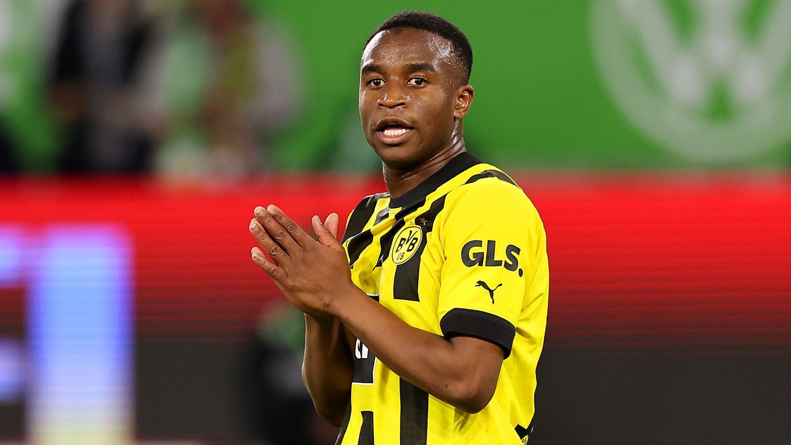 
                <strong>Youssoufa Moukoko (Borussia Dortmund)</strong><br>
                Mit seinen 17 Jahren wäre Moukoko der Youngster im WM-Kader. Die Chance verdient hätte er sich allemal. Auch wenn der ultimative Killerinstinkt vor dem Tor oft noch fehlt. Moukoko braucht zu viele Chancen, so auch in Wolfsburg, als er mehrfach in guter Position zu wenig macht. Aber: Der Angreifer erarbeitet sich Möglichkeiten, ist torgefährlich und arbeitet auch nach hinten mit. Und nach Timo Werners Verletzung ist Flick nicht gerade mit starken Stürmern gesegnet. Gut möglich, dass der Bundestrainer dem Teenager ein WM-Ticket gibt. WM-Zug: Sollte mitfahren!
              