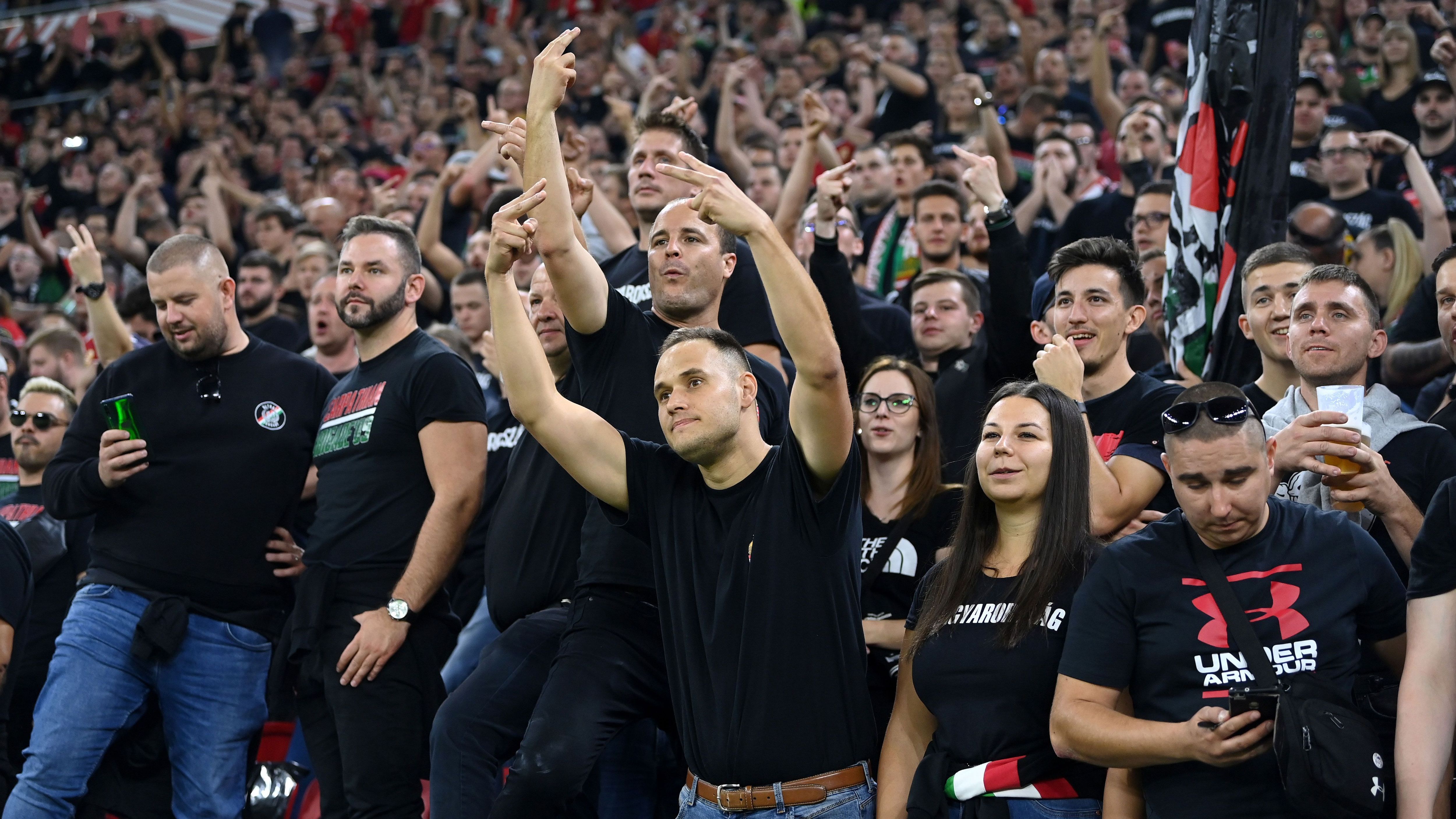 
                <strong>Ungarische Zuschauer </strong><br>
                Ungarn war für das Verhalten seiner Fans bei der EM bereits von der UEFA bestraft worden. Die nächsten beiden UEFA-Heimspiele müssen ohne Fans ausgetragen werden. Da es sich bei der WM-Quali aber um einen Wettbewerb der FIFA handelt, durften Zuschauer an diesem Abend auch in die Arena - und haben sich erneut von ihrer hässlichsten Seite präsentiert.
              