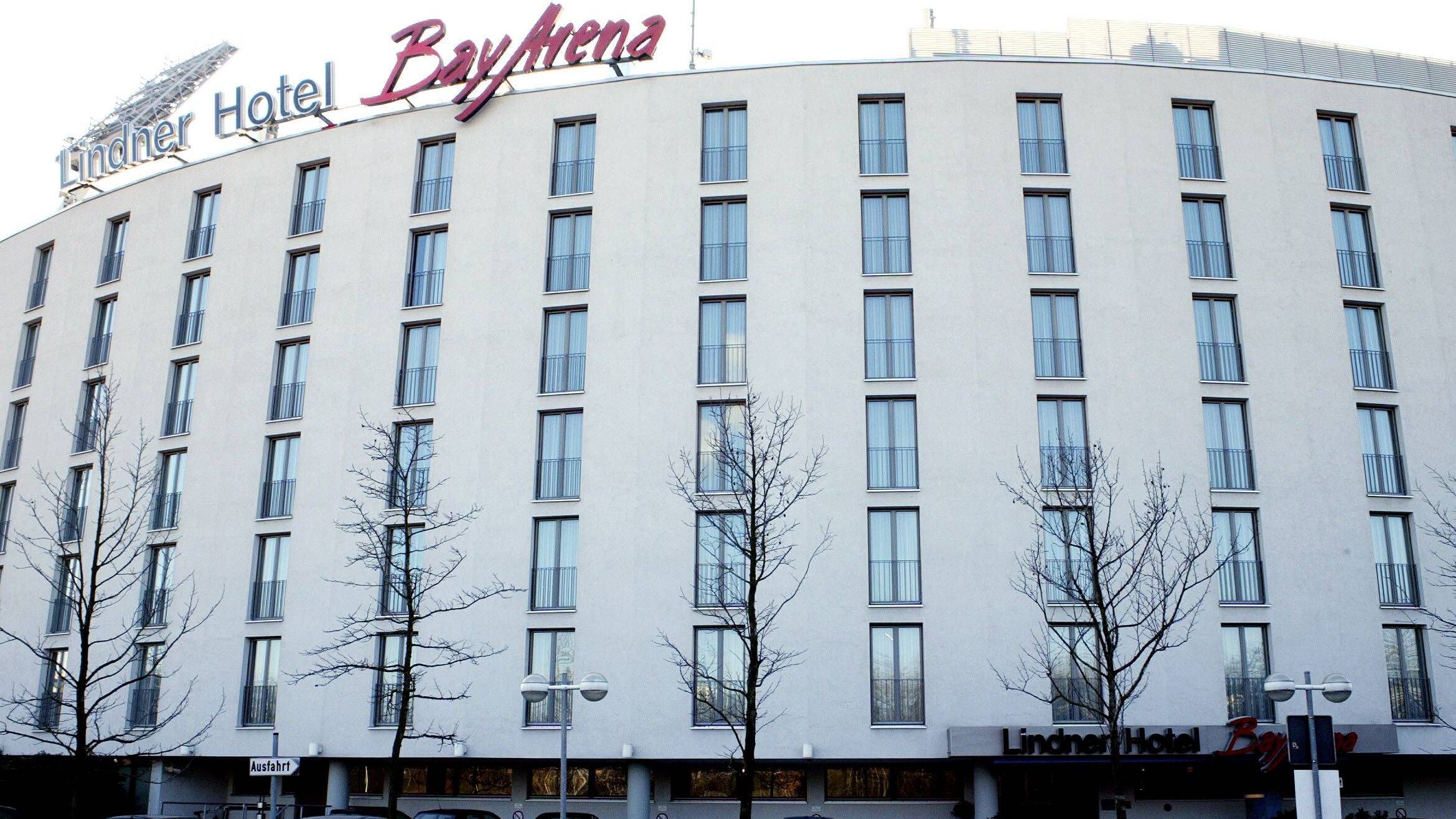 <strong>8. Hotel in der BayArena</strong><br>Es ist vielen Fans der Werkself ein Dorn im Auge: das Hotel an, beziehungsweise in der BayArena. Stattdessen hätte man mehr Stadionkapazität haben können. Was also, wenn man das Hotel erstmals sinnvoll nutzt, und zwar für die Meisterfeier? Jeder Spieler und Trainer bekommt sein eigenes Fenster und dann kann die Party losgehen!