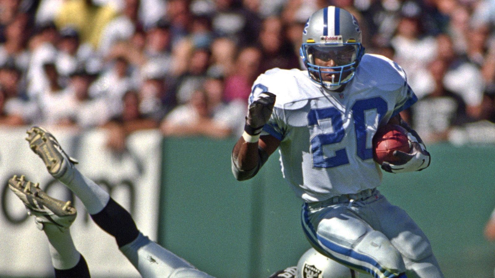 
                <strong>Detroit Lions: Barry Sanders (Running Back)</strong><br>
                Sanders war für seine spektakulären Läufe und seine unglaubliche Beweglichkeit bekannt und gilt als einer der besten Running Backs aller Zeiten.
              