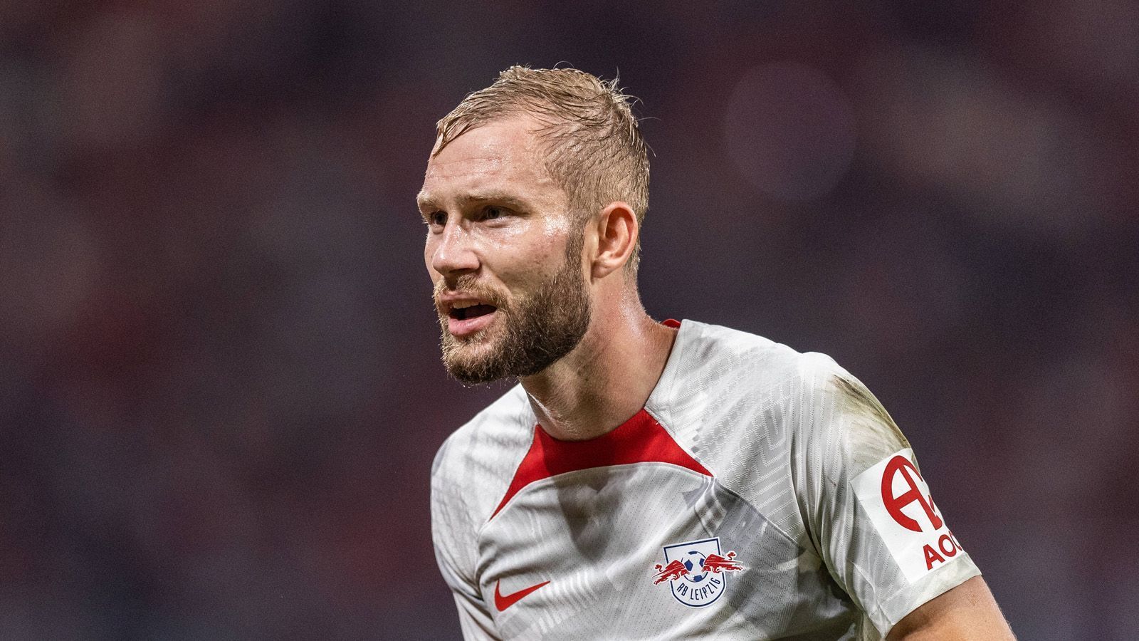 
                <strong>Konrad Laimer</strong><br>
                Konrad Laimer war 2017 ein absolutes Schnäppchen für Leipzig. Nur sieben Millionen Euro zahlten sie für den Österreicher an Salzburg. Seitdem stand er in 162 Pflichtspielen für die Sachsen auf dem Rasen und rief mit seinen Leistungen auch zahlreiche andere Topklubs auf den Plan, blieb den Sachsen aber weiterhin treu.
              