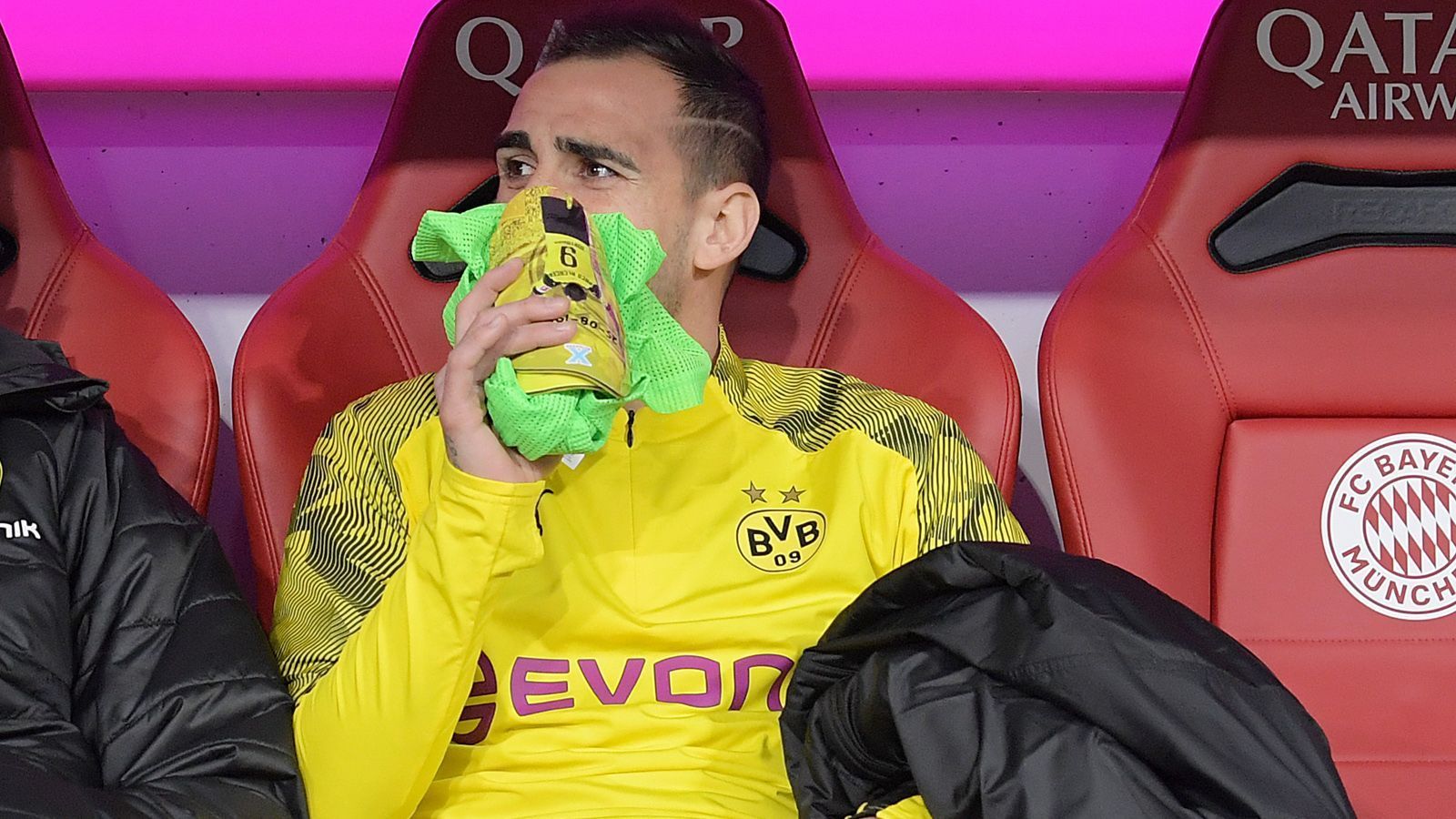 
                <strong>Paco Alcacer</strong><br>
                Der Spanier kommt nach einer Stunde für Weigl in die Partie. Neun Minuten bietet sich ihm etwas überraschend die Chance zum Anschlusstreffer, doch er vergibt freistehend vor Neuer. ran-Note: 4
              