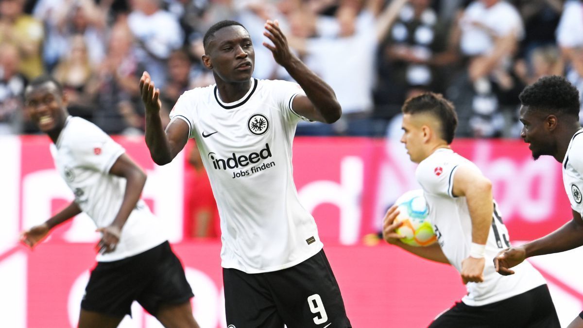 
                <strong>Entdeckung der Saison: Randal Kolo Muani (Eintracht Frankfurt)</strong><br>
                Ein ablösefreier Stürmer vom FC Nantes, der zwei Jahre zuvor noch in Frankreichs dritter Liga kickte? Schnappatmung löste die Verpflichtung von Randal Kolo Muani zu Eintracht Frankfurt in Fußball-Deutschland zunächst keineswegs aus. Doch sein Raketenstart bei den Hessen brachte den 24-Jährigen schon im Winter zur WM, fast hätte er gar das Finale entschieden. Mit 15 Toren und 13 Assists schloss er seine Premierensaison in Deutschland als Bundesliga-Topscorer ab.
              