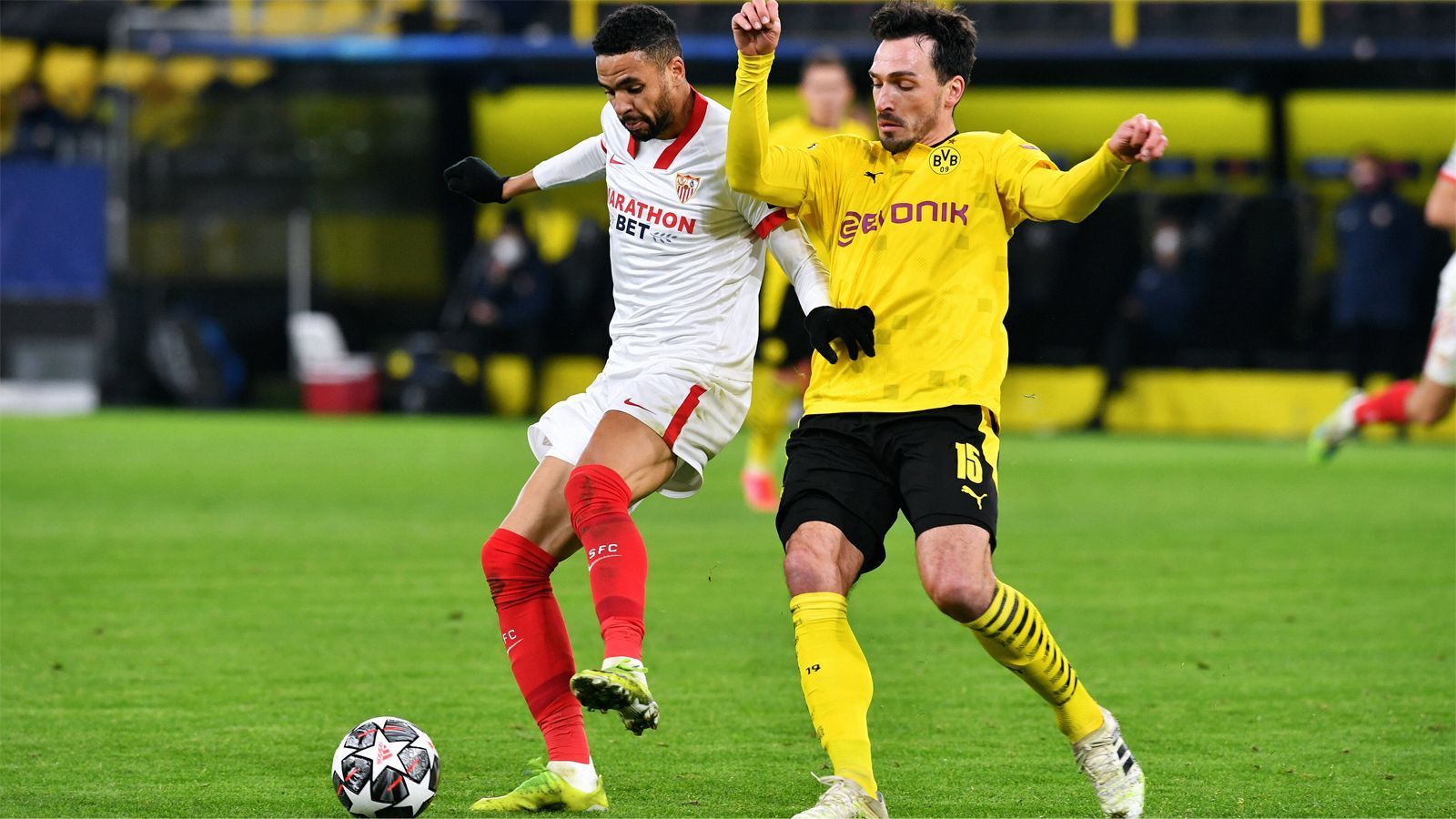 
                <strong>Mats Hummels</strong><br>
                Der Innenverteidiger behält trotz der Offensivpower von Sevilla die Übersicht, steht meist richtig, ist extrem zweikampfstark, zudem gut im Spielaufbau, leitet mit einem langen Zuspiel die erste Chance für Dortmund ein. Beim Gegentreffer zum 2:2 sieht er allerdings nicht gut aus, weil er nicht hochsteigt. ran-Note: 3
              