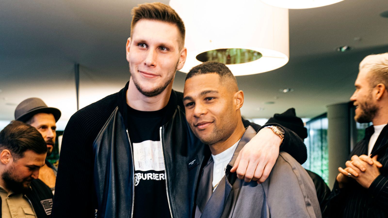 
                <strong>Startschuss für neues Lifestyle-Fußball-Magazin "Life After Football"</strong><br>
                Bayern-Verteidiger Süle (l., mit Gnabry) steht seit Montag wieder auf dem Trainingsplatz und arbeitet nach seinem Kreuzbandriss im Oktober weiter an seinem Comeback.
              