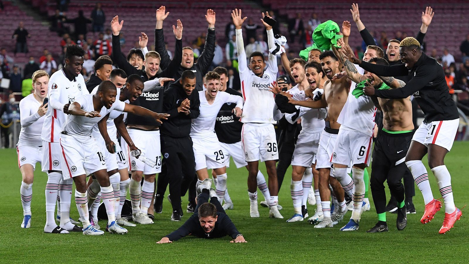 
                <strong>Viertelfinal-Rückspiel: FC Barcelona - Eintracht Frankfurt 2:3</strong><br>
                Die Sensation, die Frankfurt im Hinspiel noch verpasst hat, machen sie im Camp Nou dann perfekt. 30.000 Frankfurter befinden bei diesem Fußballfest in Barcelona, die meisten davon verteilt im gesamten Stadion. Ein Abend, den kein Eintracht-Fan jemals vergessen wird. Schließlich führen die Hessen durch die (Traum-)Tore von Kostic und Borre zwischenzeitlich mit 3:0. "Barca" zeigt am Ende Moral, wacht jedoch durch die Treffer von Sergio Busquets und Memphis Depay zu spät auf. Die Sensation ist geschafft und ganz Fußball-Deutschland freut sich mit den Hessen.
              